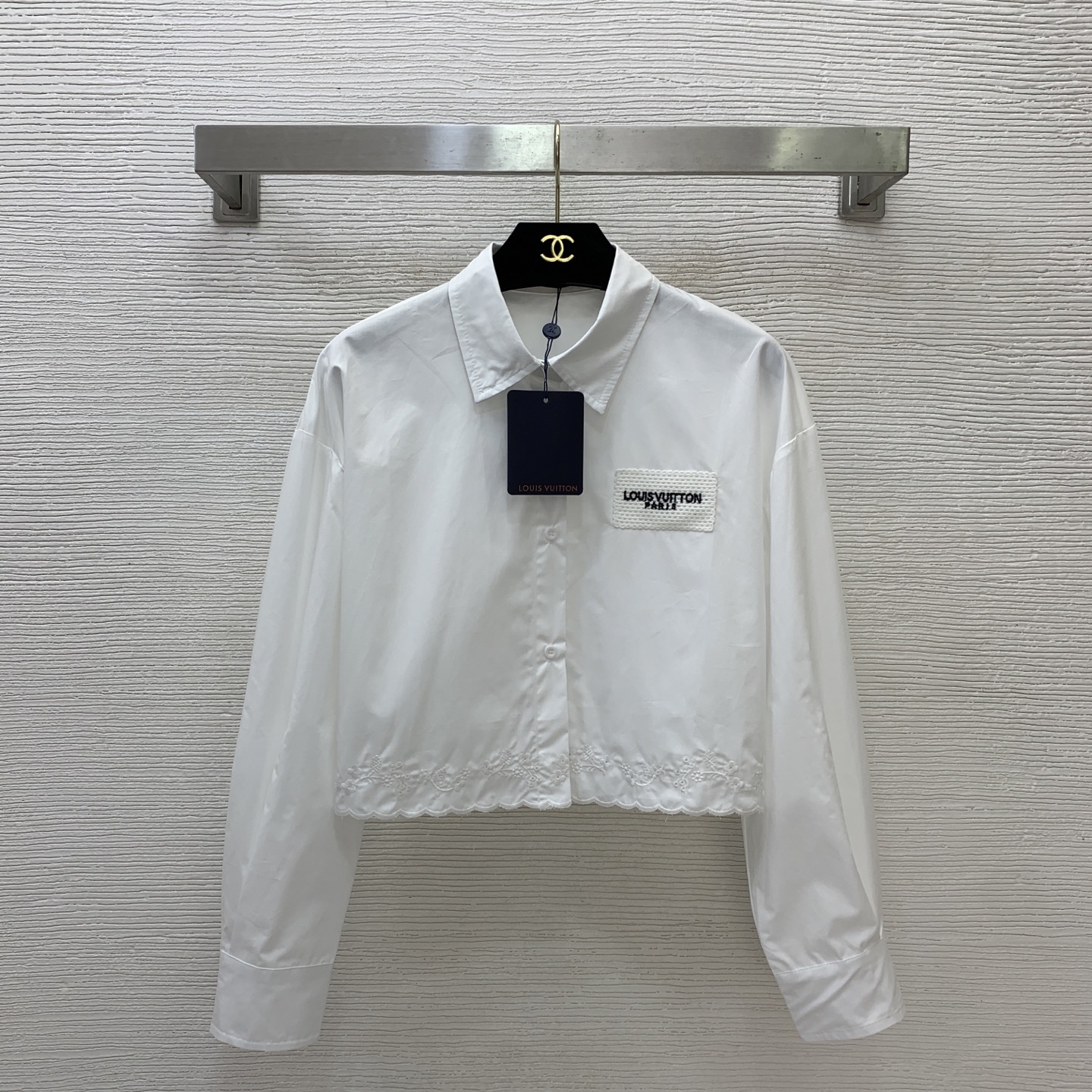 NO:888818,Model number D26061475 CHANE*L new style letter logo badge decorated with wavy edges and flower embroidery, loose and elegant button placket lapel long-sleeved cotton shirt!  White, (M size shoulder width 52, bust 106, sleeve length 50, dress length 45),,chanel,19860909款号D26061475 CHANE*L新款 字母logo胸章装饰波浪边花朵绣花宽松气质系扣门襟翻领长袖棉质衬衣！白色,（M码肩宽52,胸围106,袖长50,衣长45）,,chanel,,Women's clothing