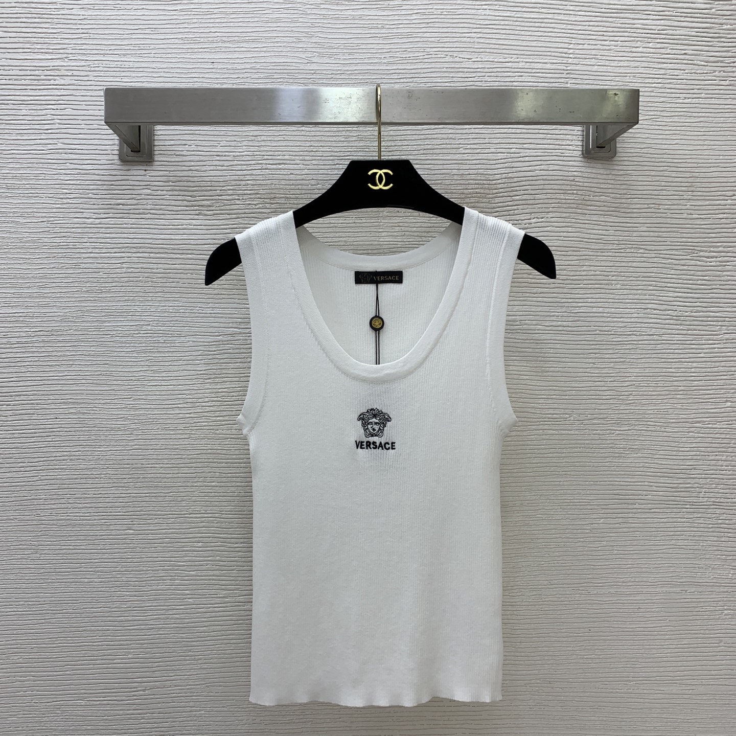 NO:886489,No. D26061546 VERSAC* latest classic Medusa head letter logo embroidered slim fit knitted vest bottoming top!  Black, white, (M size bust 64, length 54), Versace-clothing,versace,versace,19860909号D26061546 VERSAC*新 经典美杜莎头像字母logo刺绣修身显瘦针织小背心打底上衣！黑色、白色、（M码胸围64,衣长54）,范思哲-服装,versace,versace,,Women's clothing