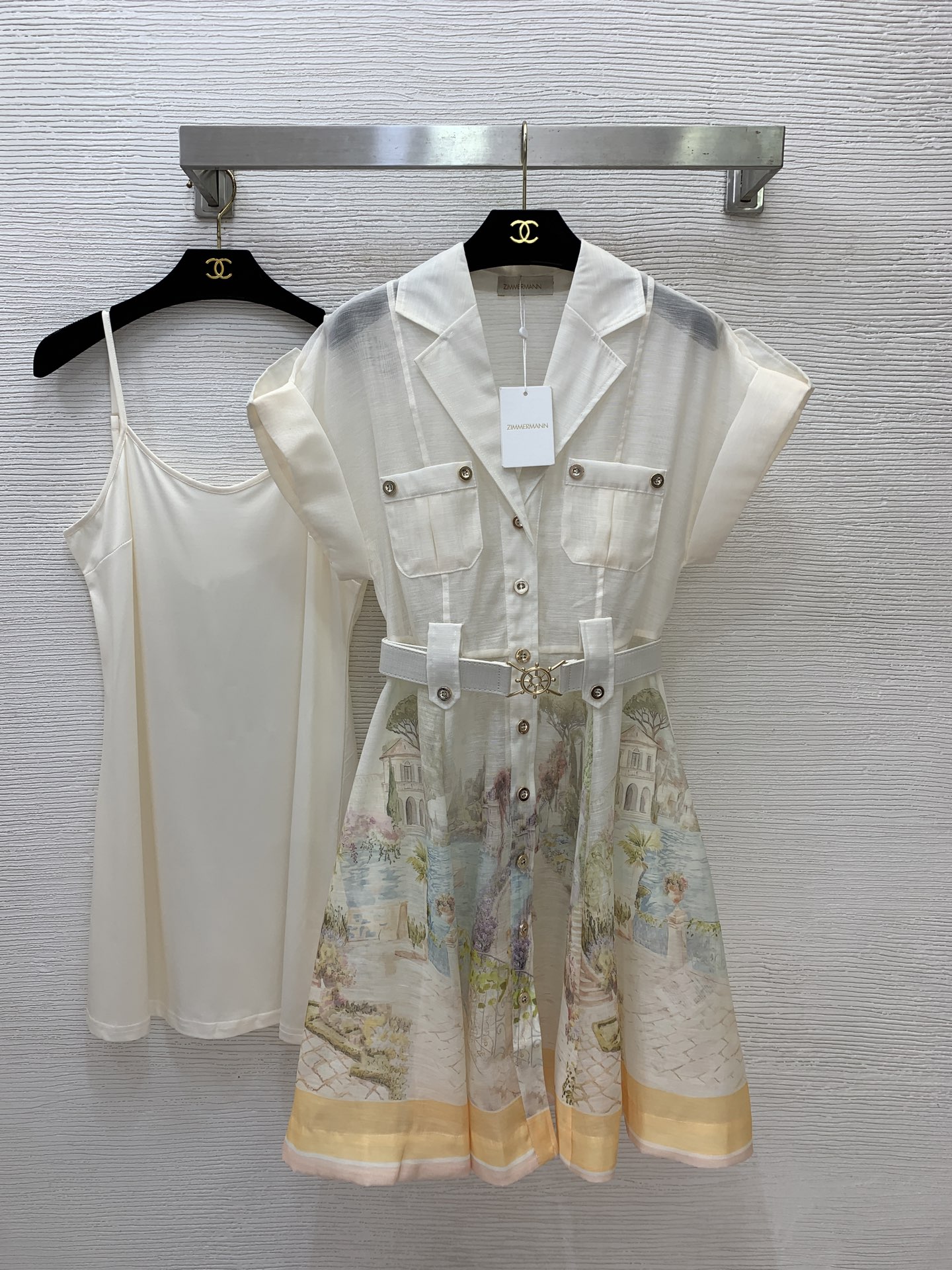 NO:886442,No. G26061584 ZIMMERMA*N Australian brand high-end customized castle garden pattern print single-breasted placket double pocket lapel waist slimming epaulette short-sleeved dress solid color inner suspender bottoming skirt with belt!  1.2.3.4/SMLXL (size 2: bust 86, waist 76, raglan sleeve length 27, skirt length 96; inner bust 88, total length 68 excluding shoulder straps), Zimmerman-clothing, skirts, T-shirt,19860909号G26061584 ZIMMERMA*N兹默曼澳洲品牌高端定制城堡花园图案印花单排扣门襟双口袋翻领收腰显瘦肩章短袖连衣裙纯色内搭吊带打底裙配腰带！1.2.3.4/SMLXL（2码:胸围86,腰围76,连肩袖长27,裙长96；内搭胸围88,总长68不含肩带）,兹默曼-服装,skirts,T-shirt,,Women's clothing