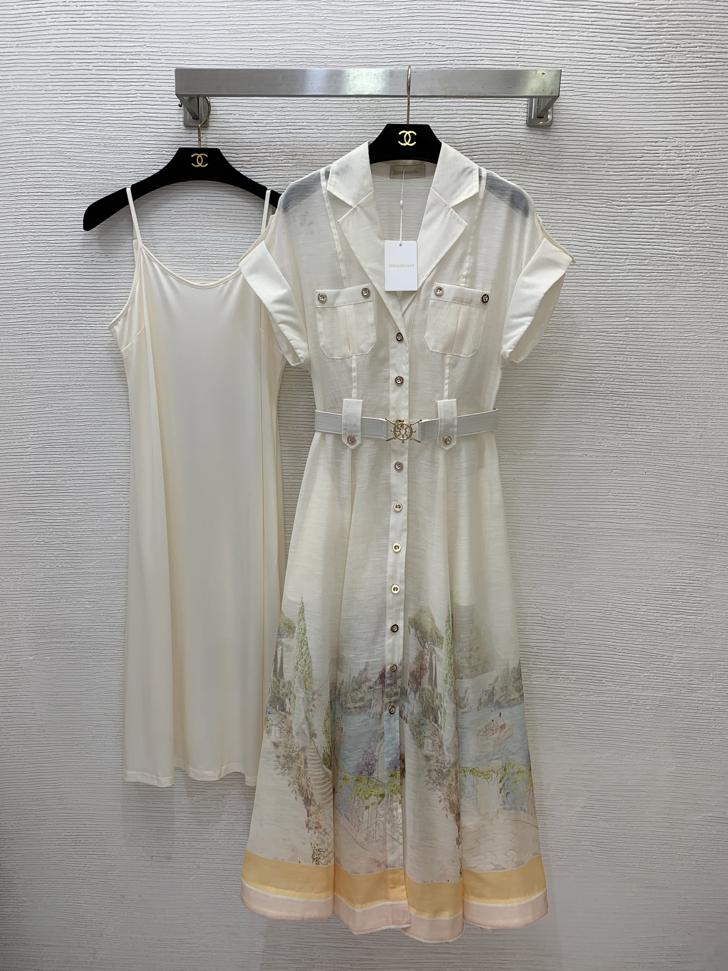 NO:886449,No. G26061543 ZIMMERMA*N Australian brand high-end customized castle garden pattern print single-breasted placket double pocket lapel waist slimming epaulette short-sleeved long dress solid color inner suspender bottoming skirt with belt!  1.2.3.4/SMLXL (size 2, bust 80, sleeve length 26, skirt length 128; inner bust 86, total length 96 excluding shoulder straps), Zimmerman-clothing, skirts, T-shirt,19860909号G26061543 ZIMMERMA*N兹默曼澳洲品牌高端定制城堡花园图案印花单排扣门襟双口袋翻领收腰显瘦肩章短袖长连衣裙纯色内搭吊带打底裙配腰带！1.2.3.4/SMLXL（2码胸围80,袖长26,裙长128；内搭胸围86,总长96不含肩带）,兹默曼-服装,skirts,T-shirt,,Women's clothing