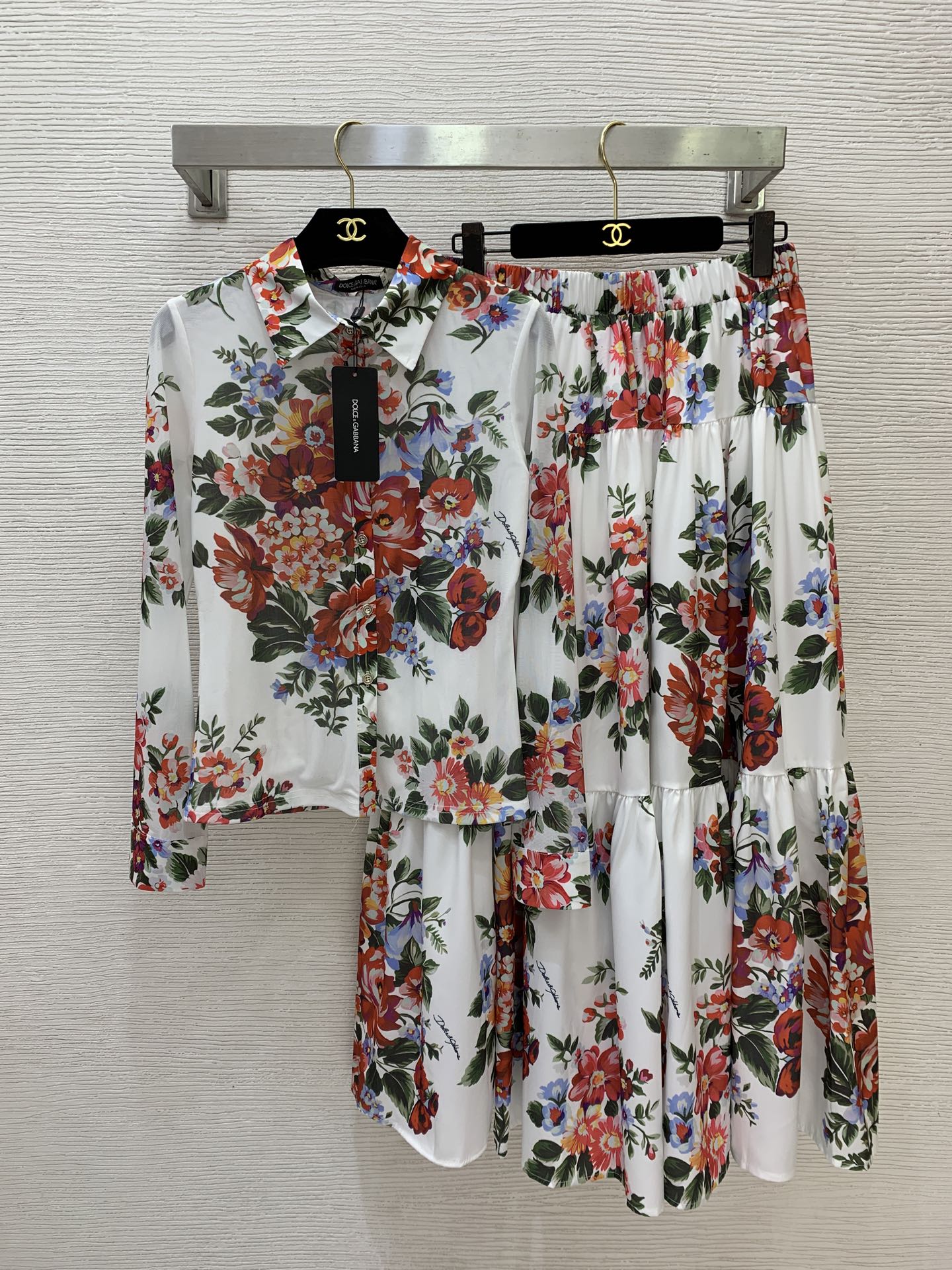NO:890406,Style number D26061601 & Dolce & Gabbana DG* new flower green leaf letter logo printed two-piece suit!  Slim-fitting single-breasted lapel long-sleeved top with high waist and large skirt and elastic waist skirt!  Black, white, (L size shoulder width 36, bust 84, sleeve length 58, dress length 55; waist 68 ~ 90 elastic, skirt length 90), Dolce&Gabbana, skirts,19860909款号D26061601 &杜嘉班纳DG*新款花朵绿叶字母logo印花两件套装！修身显瘦单排扣翻领长袖上衣高腰大裙摆松紧腰半身裙！黑色、白色、 （L码肩宽36,胸围84,袖长58,衣长55；腰围68～90弹力,裙长90）,,Dolce&Gabbana,skirts,,Women's clothing