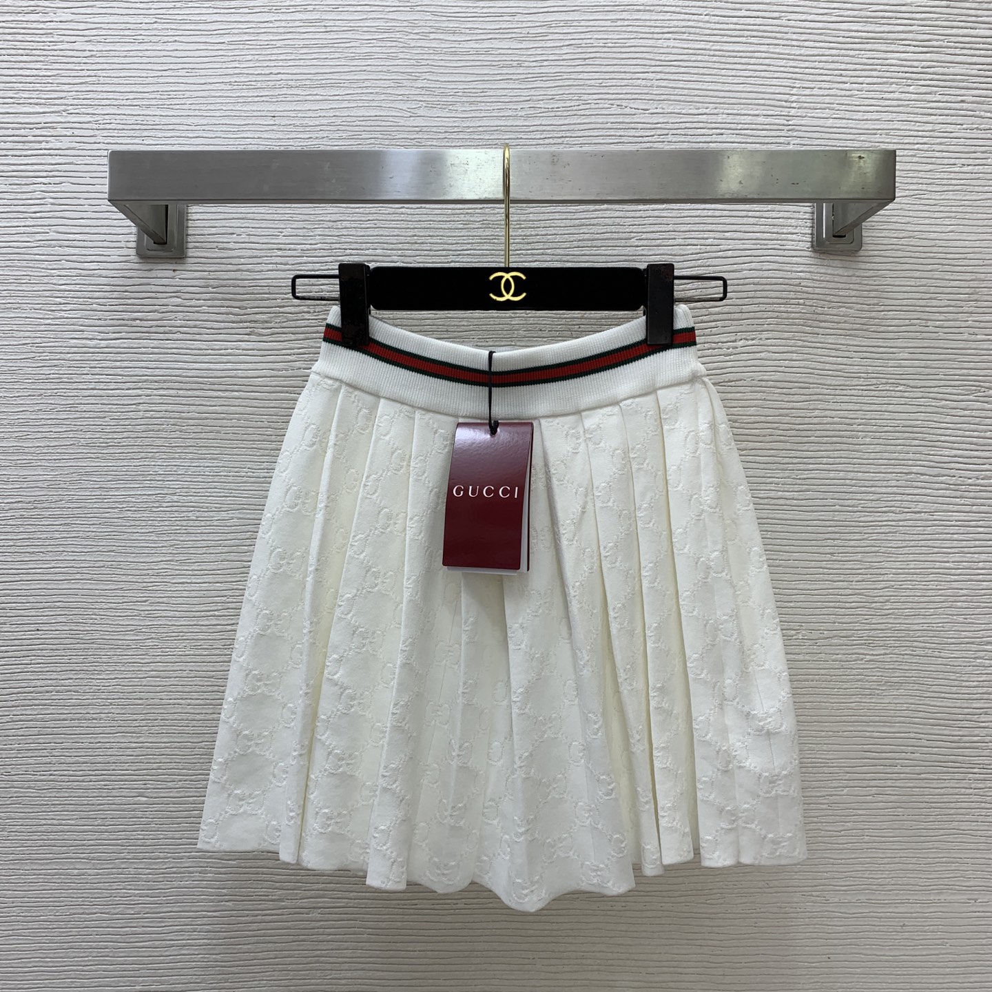 NO:889729,Style number G26061518 GUCC* new high-end customized GG letter logo jacquard, contrasting striped edge pleated skirt, college style age-reducing knitted short skirt!  White, (M size waist 54~74 elastic, skirt length 40),,gucci,skirts,19860909款号G26061518 GUCC*新款高端定制GG字母logo提花、撞色条纹边压褶裙摆学院风减龄针织短裙半身裙！白色,（M码腰围54～74弹力,裙长40）,,gucci,skirts,,Women's clothing