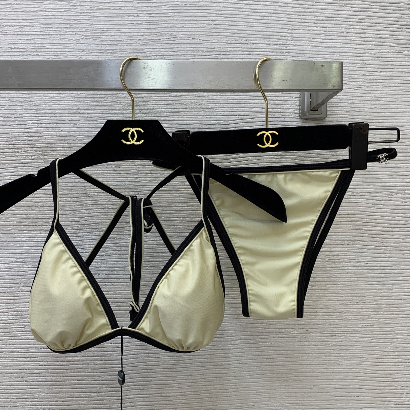 NO:886457,No. D26061458 CHANE*L new customized double C diamond logo metal accessories decorated sexy lingerie set!  Triangular cup halterneck bra, strappy briefs, bikini split swimsuit!  Black, champagne color, a must-have for seaside resort hot spring pools!  ,,Chanel-clothing,chanel,chanel,swimsuits,bikinis,19860909号D26061458 CHANE*L新定制双C镶钻logo金属配件装饰性感内衣套装！三角杯挂脖文胸内衣绑带三角内裤比基尼分体泳衣！黑色、香槟色、海边度假温泉泳池必备！ ,,香奈儿-服装,chanel,chanel,swimsuits,bikinis,,Women's clothing