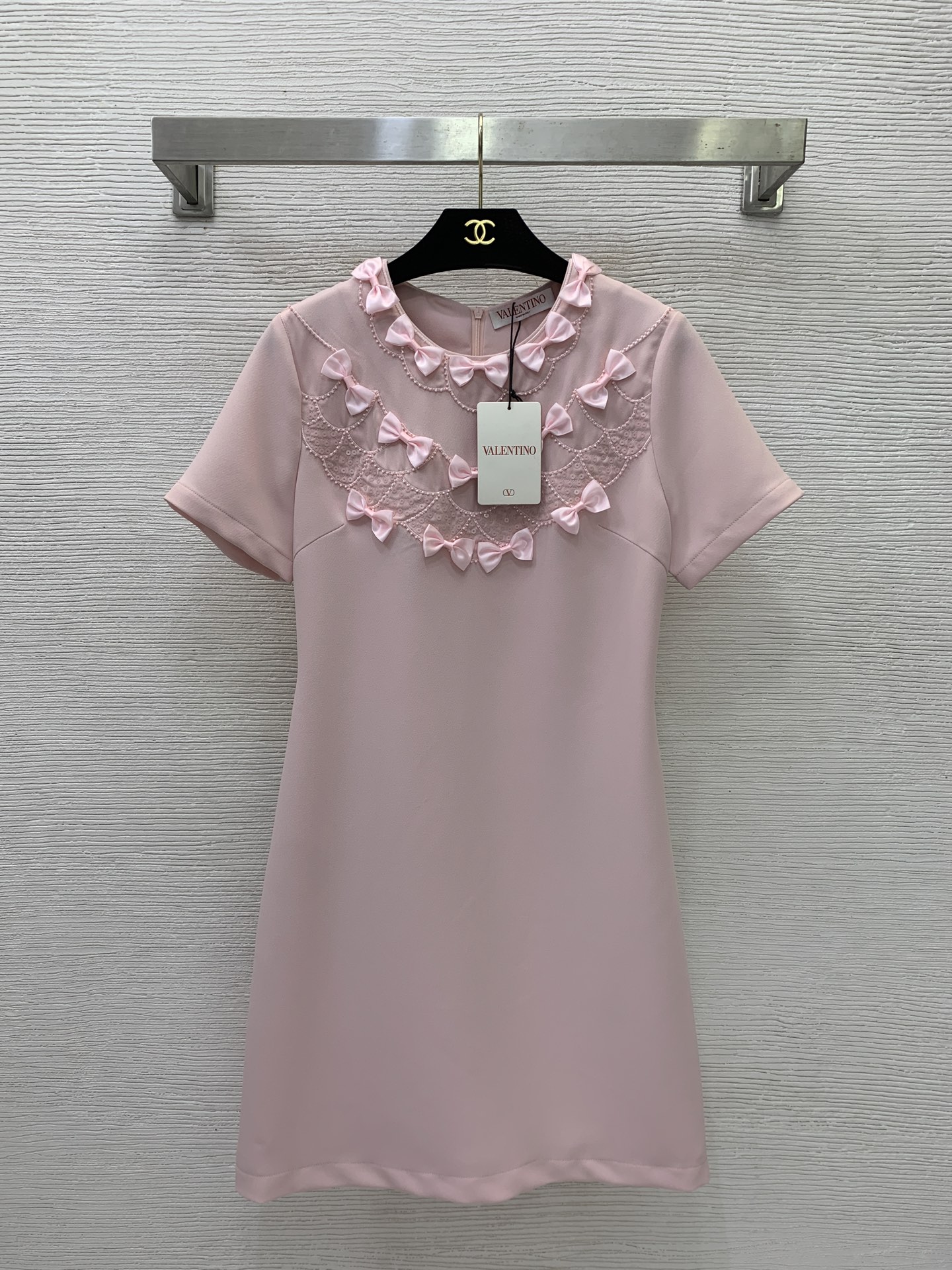 NO:893161,Model No. G26062485 VALENTIN*O 26SS* new style, high-end customized three-dimensional bow curtain style lace, heavy bead sequin decoration, pocket design, classic round neck short sleeve waist slimming dress!  Black, pink, (S size shoulder width 36, bust 86, sleeve length 20, skirt length 90),,valentino,valentino,skirts,T-shirt,19860909款号G26062485 VALENTIN*O华伦家26SS*新款、高端定制立体蝴蝶结帘布式花边重工珠片亮片装饰、口袋设计经典圆领短袖收腰显瘦连衣裙！黑色、粉色、  （S码肩宽36,胸围86,袖长20,裙长90）,,valentino,valentino,skirts,T-shirt,,Women's clothing