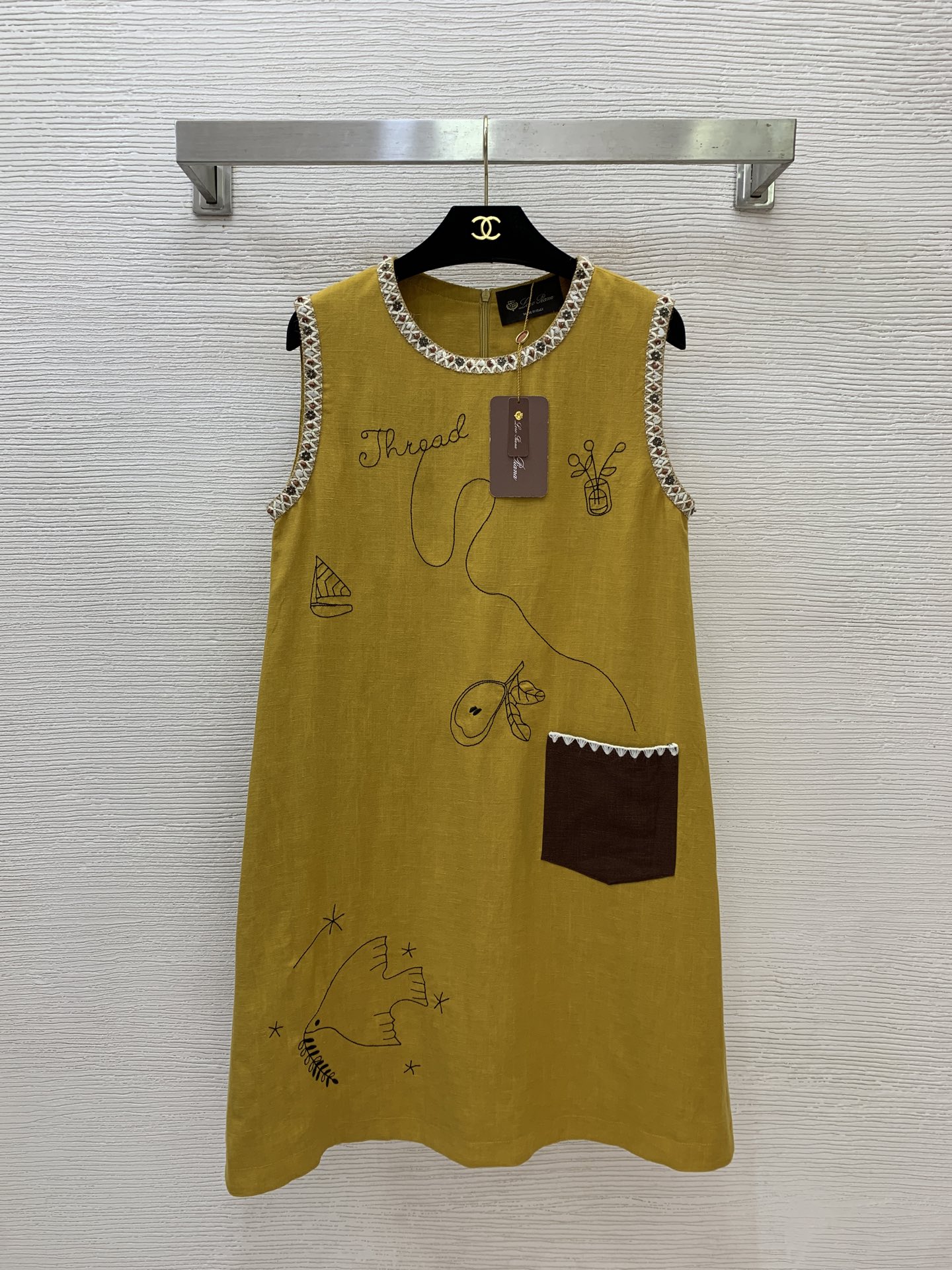 NO:893175,Style number G26062449 Ralph Laure*Ralph’s RL new high-end customized linen blended Tencel fabric!  The beaded heavy-woven hemp rope binding is spliced ​​with dark pockets, and the embroidered bird and sailboat pattern is childlike and age-reducing. The classic round-neck sleeveless loose-fitting dress!  Ginger yellow, sky blue, (shoulder width 36 in size S, bust 88, skirt length 91),,loro piana,skirts,19860909款号G26062449 Ralph Laure*拉夫家RL新款高端定制亚麻混纺天丝材质面料！串珠重工编织麻绳包边拼接深色口袋、刺绣飞鸟帆船图案童趣满满又减龄经典圆领无袖宽松版连衣裙！姜黄色、天蓝色、  （S码肩宽36,胸围88,裙长91）,,loro piana,skirts,,Women's clothing