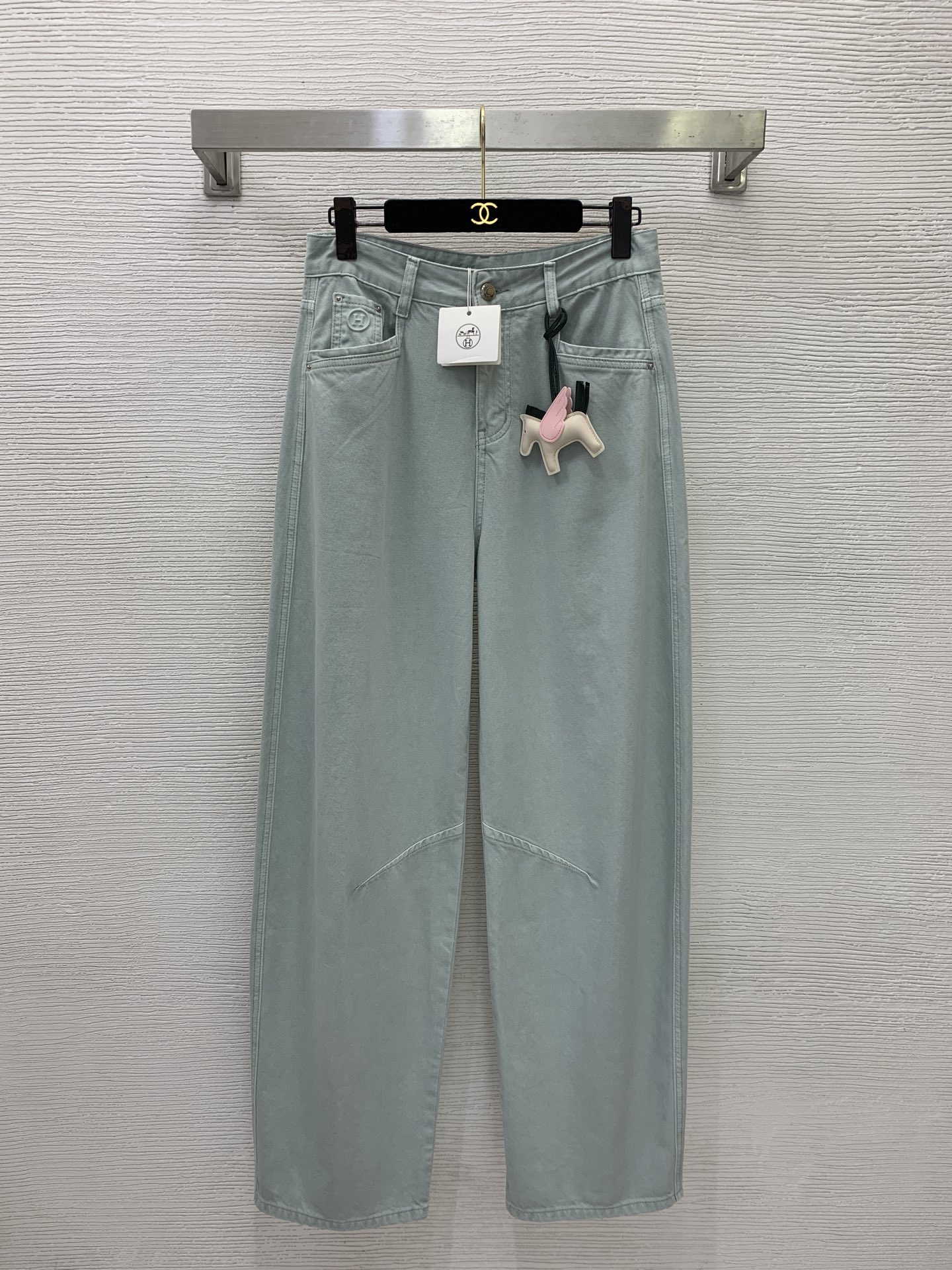 NO:892733,No. G26062433 HERM*S Hermès new high-end customized washed denim cotton, front pocket exclusive H circle badge cutting dividing line splicing metal buckle custom engraved letter back leather tag loose wide leg jeans trousers!  (With cute pony pendant) Fresh green, (M size waist 74 non-elastic, hip 104, pants length 110), Hermès-clothing, hermes, hermes, jeans,19860909号G26062433 HERM*S爱马仕新高端定制洗水牛仔棉、前袋专属H圆圈徽章裁剪分割线拼接金属扣定制刻字母后背皮牌宽松阔腿牛仔裤长裤！（配可爱小马挂件）清新绿、 （M码腰围74无弹力,臀围104,裤长110）,爱马仕-服装,hermes,hermes,jeans,,Women's clothing