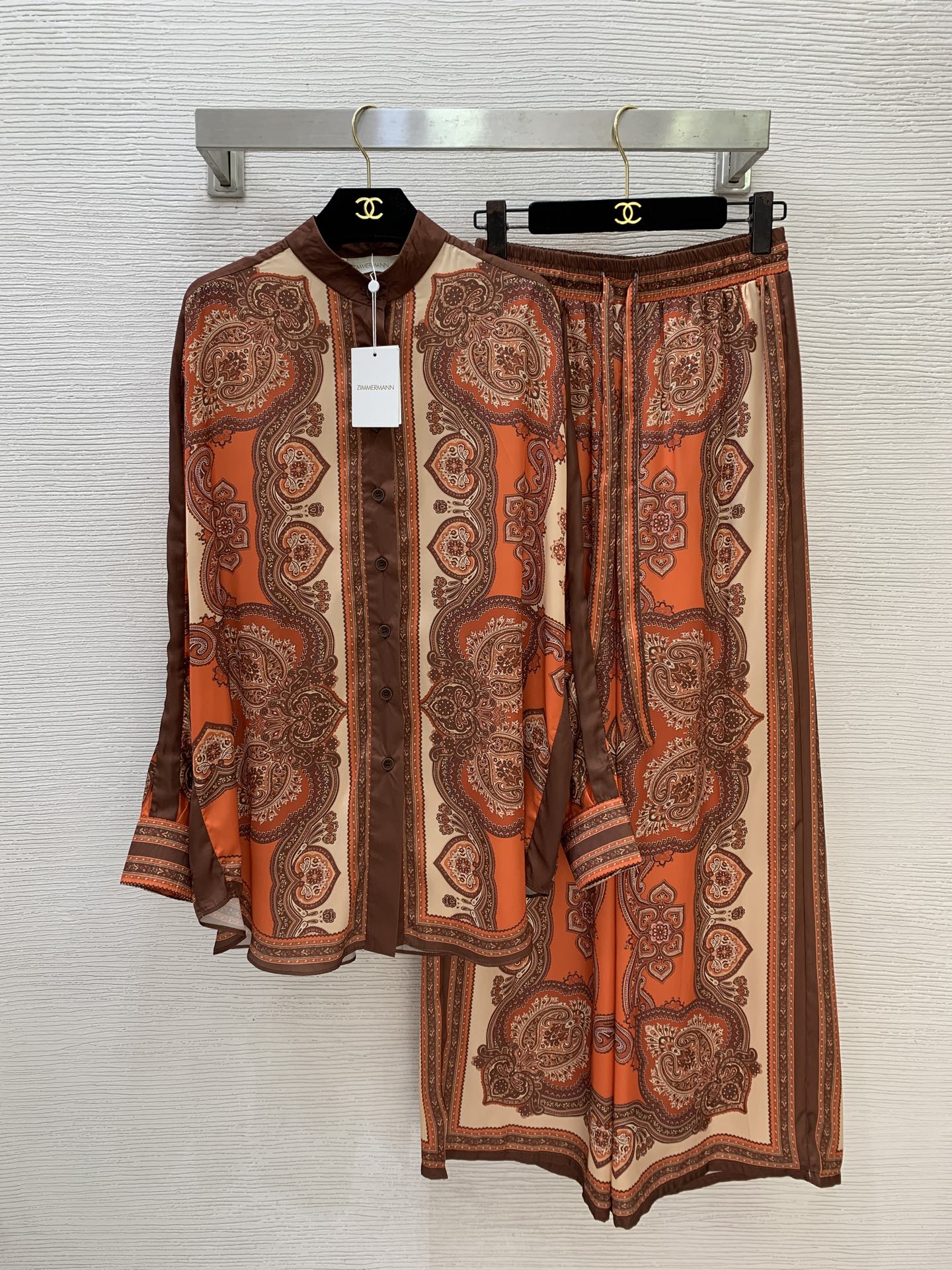 NO:893178,Style No. G26062488 ZIMMERMA*N Zimmerman’s new Australian brand high-end customized satin-textured light-smooth fabric and fashionable retro print two-piece suit!  Classic paisley cashew flower totem print single-breasted multi-button small stand-up collar loose top with high waist and wide legs with pockets and elastic drawstring trousers set!  1.2.3.4/SMLXL (size 2 bust 146, raglan sleeve length 74, dress length 80; waist 64 to 86 elastic, pants length 106),,silk fabric,19860909款号G26062488 ZIMMERMA*N兹默曼新款澳洲品牌高端定制绸缎质感光感丝滑面料、时尚复古印花两件套装！经典佩斯利腰果花图腾印花单排多扣小立领宽松上衣高腰阔腿插兜松紧抽绳长裤套装！1.2.3.4/SMLXL（2码胸围146,连肩袖长74,衣长80；腰围64～86松紧弹力,裤长106）,,silk fabric,,Women's clothing