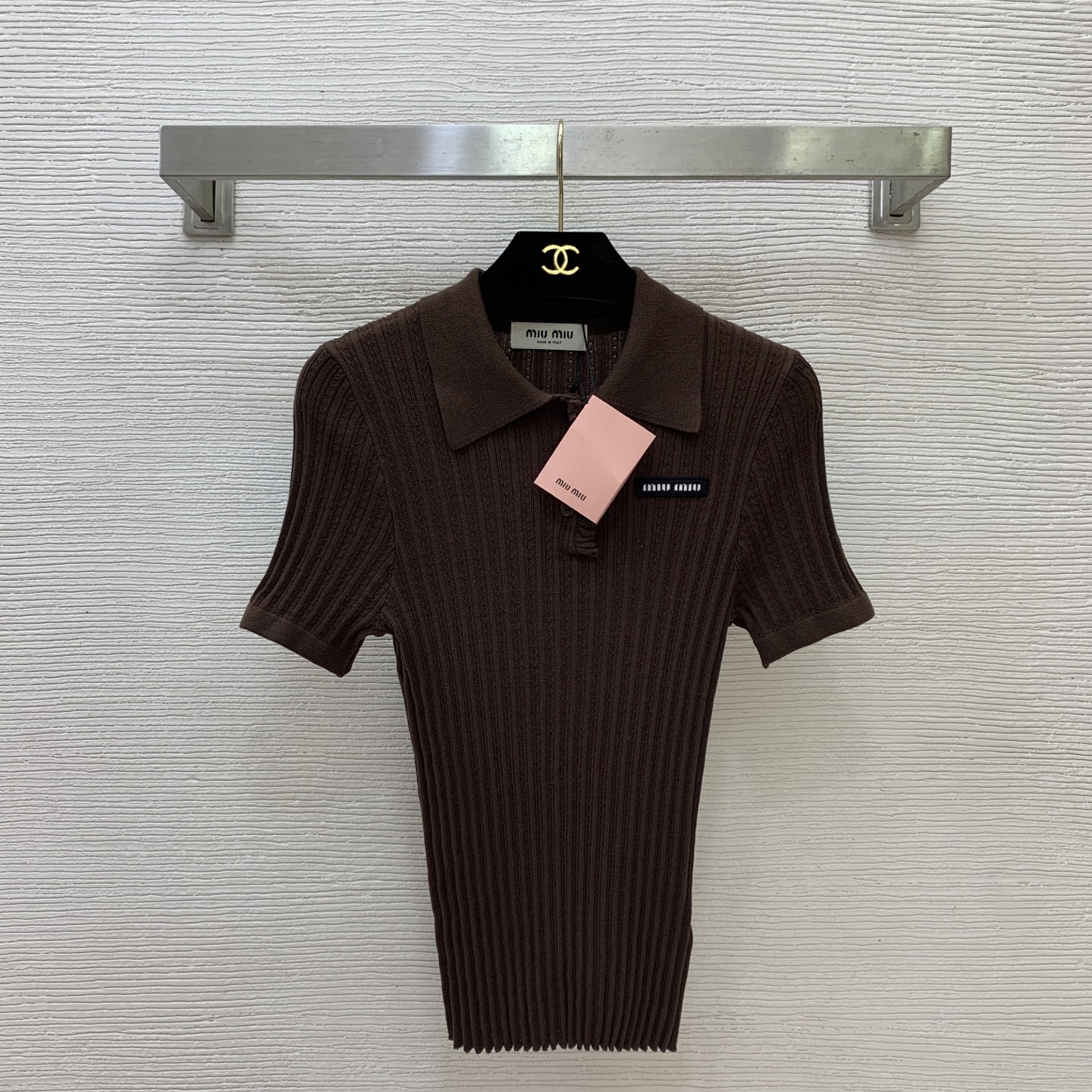 NO:893170,Style number G26062401 MIUMI*U Miaojia’s 26th new high-end customized Tencel pit striped fabric!  A short-sleeved stretch knit top with fungus placket buttons, horizontal stripes on the chest, Miaojia letter logo badge, patchwork lapels!  Brown, (M size bust 60, sleeve length 20, dress length 56,,miumiu,T-shirt,19860909款号G26062401 MIUMI*U缪家26年新款高端定制天丝坑条纹面料！木耳边门襟纽扣子胸前横条缪家字母Logo徽章拼贴翻领短袖弹力针织上衣！棕色、 （M码胸围60,袖长20,衣长56,,miumiu,T-shirt,,Women's clothing