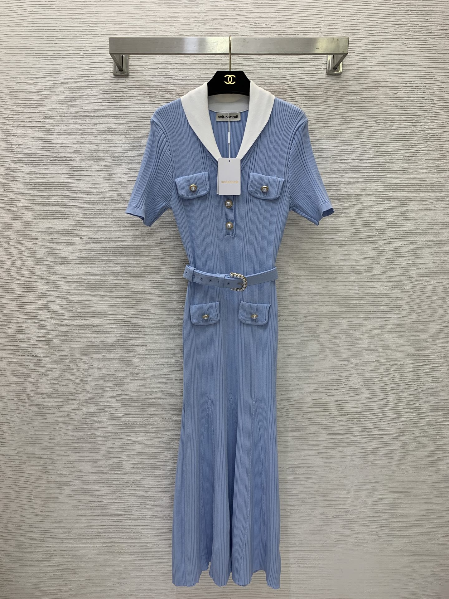 NO:893182,Style No. G26062422 Self-Portrai* 2026 new high-end customized SP home new style, vertical pit stripe high-quality knitted fabric, heavy-duty pearl inlay, gold-rimmed buttons, contrasting ruffle collar, half-button placket, slimming short-sleeved temperament dress, fishtail skirt (with belt)!  Blue, (L size shoulder width 36, bust 68, waist 56, sleeve length 22, skirt length 126),,skirts,T-shirt,19860909款号G26062422 Self-Portrai*2026年新款高端定制SP家新款、竖条坑条纹优质针织面料重工珍珠镶嵌金边纽扣拼接撞色荷叶领半系扣门襟显瘦显瘦短袖气质连衣裙鱼尾裙（配腰带）！蓝色、 （L码肩宽36,胸围68,腰围56,袖长22,裙长126）,,skirts,T-shirt,,Women's clothing