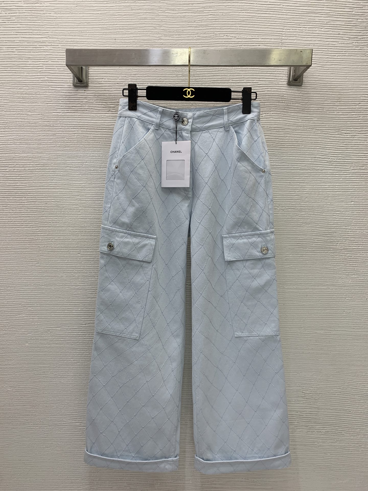 NO:901681,Model No. G26070762 CHANE*L high version, high-end customized heavy-duty embroidery rhombus denim washed cotton fabric, workwear-style large pocket design, engraved letter logo hardware accessories buttons, double C independent design on the back and waist, loose straight wide-leg jeans trousers!  36-38-40 (size 38 waist 70 non-elastic, hip 98, pants length 94), Chanel-clothing, chanel, chanel, jeans,19860909款号G26070762 CHANE*L高版本香奶奶家高端定制重工刺绣菱格纹牛仔水洗棉面料、工装风大口袋设计、采用刻印字母logo五金配件纽扣、后背腰间双C独立设计宽松直筒阔腿牛仔裤长裤！36-38-40（38码腰围70无弹力,臀围98,裤长94）,香奈儿-服装,chanel,chanel,jeans,,Women's clothing