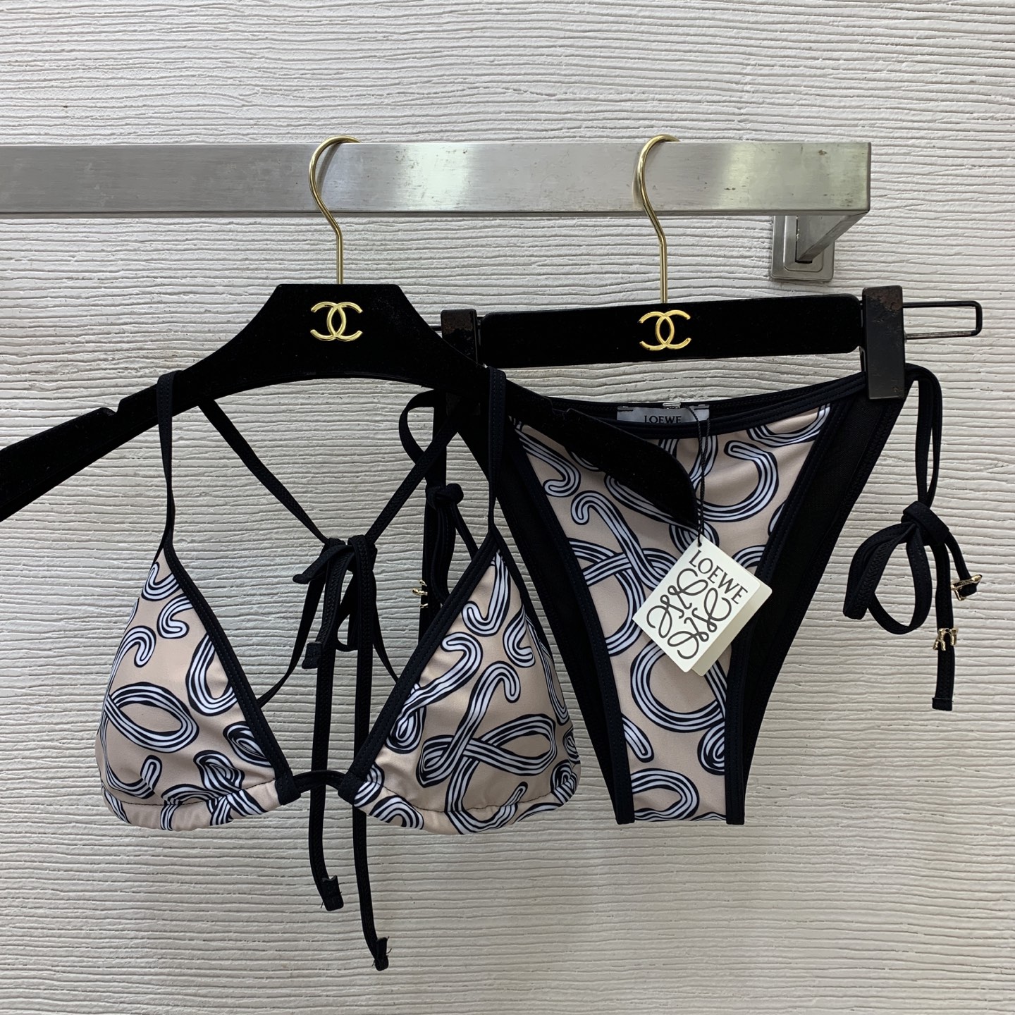 NO:911404,Model No. D26070857 LOEW*E new split swimming two-piece suit!  All-over abstract line print with contrasting colors and highlights. Halter-neck strappy bra (with breast pads) and strappy briefs on both sides. A must-have for seaside resorts, hot springs and swimming pools!   ,batch,,loewe,19860909款号D26070857 LOEW*E新款分体游泳两件套装！满印抽象线条印花撞色包边亮点挂脖式绑带文胸内衣（有胸垫）两侧绑带三角内裤、海边度假温泉泳池必备！  ,批,,loewe,,Women's clothing