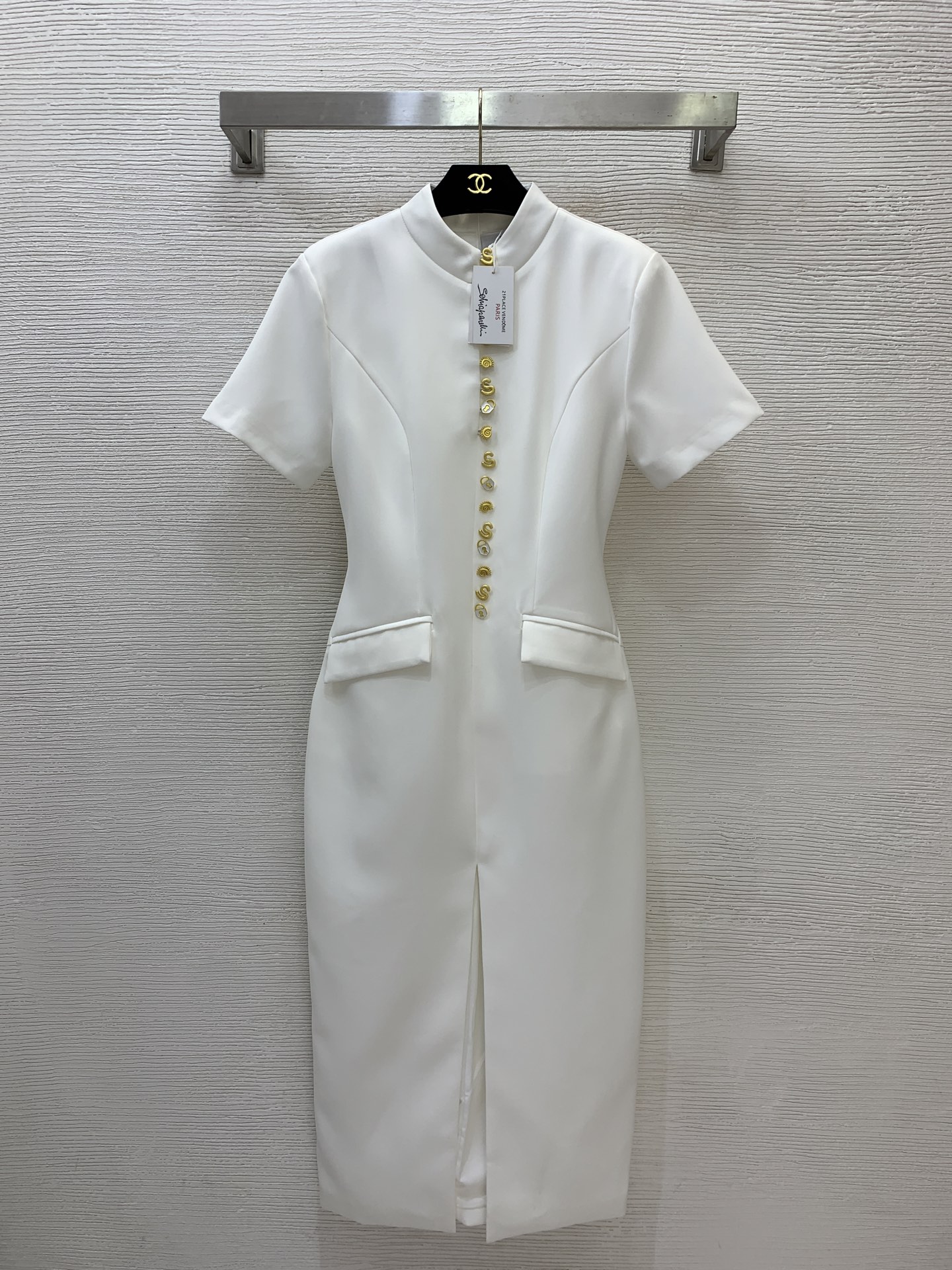 NO:921821,Style No. G26070945 Schiapare*li Schiapareli's new high-end customized suit fabrics, a variety of special-shaped buttons decorated hem high slit in the middle with discreet design, elegant commuting slimming slim stand-up collar short-sleeved mid-length dress!  Black/Red/White, (M size shoulder width 40 with shoulder pads, bust 84, waist 78, sleeve length 22, skirt length 129) batch,,skirts,T-shirt,business suit,19860909款号G26070945 Schiapare*li夏帕瑞利新款高端定制西装面料、多种异型纽扣装饰下摆中间高开叉小心机设计、气质通勤修身显瘦立领短袖中长款连衣裙！黑色/红色/白色,  （M码肩宽40有垫肩,胸围84,腰围78,袖长22,裙长129）批,,skirts,T-shirt,business suit,,Women's clothing