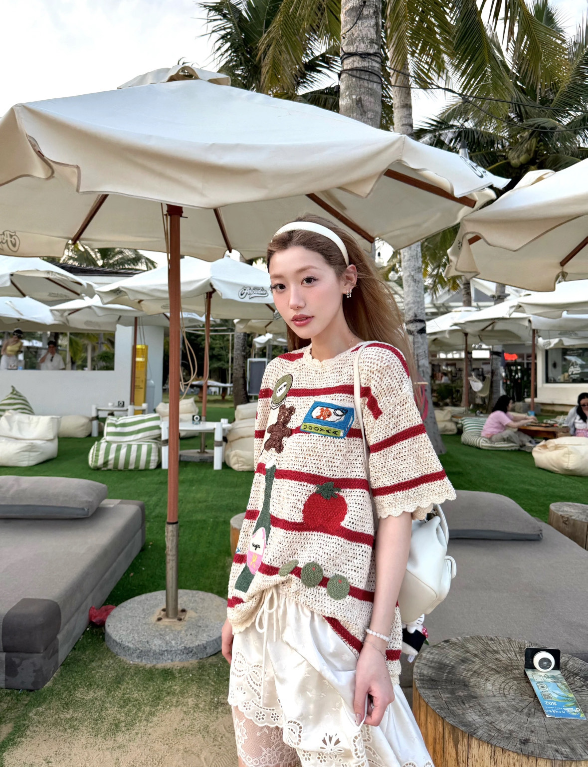 NO:448446,The gentle canvas of life | Wuya Handmade dopamine embroidered short sleeves Select 23 ultrafine orchid filaments (silk touch), 31 functional nanofilaments, 46 breathable viscose fiber, achieving extraordinary skin-friendly experience. The beige base meets eternal red stripes, and the true story is seen in a low-key manner. The cloud-sensing filaments are the base, combining the luster of nanofilaments and the breath of viscose fibers, and weaving a beige soft light. In the rhythm of the classic red stripes, the brown bear lightly holds the wine glass and canned fish totem—with treasure-grade inlay and hand hook embroidery, silently telling the sweetness of life*. Every needle is a whisper of dopamine; every inch is a gentle art worn on the body. Make daily life a treasure worth embroidery. Color beige Size SML Model picture,, T-shirt, real  silk,alexander wang19860909生活的温柔画布 | 乌丫 手作多巴胺刺绣短袖 甄选23超细兰精天丝（真丝触感）、31功能纳米丝、46透气粘纤,成就非凡亲肤体验.米色基底邂逅永恒红条纹,低调中见真章. 云感天丝为底,糅合纳米丝的光泽与粘纤的呼吸,织就一身米色柔光. 经典红条纹律动间, 棕熊轻拥酒杯、鱼罐头的幸福图腾——以珍藏级嵌花与手钩刺绣,于镂空处 *静默诉说生活的甜意*.  每一针,都是多巴胺的低语； 每一寸,皆是穿在身上的温柔艺术. 让日常,成为值得刺绣的珍藏. 颜色米色 SizeＳＭＬ 模特图,,T-shirt,real silk,alexander wang,Women's clothing