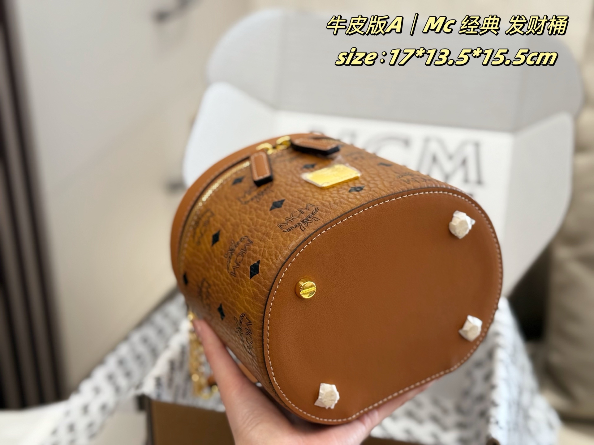 配礼盒
MCM 发财桶 最近风很大哟！
是一款令人惊叹的时尚单品，以其独特的外观和高质量的材质而闻名
这