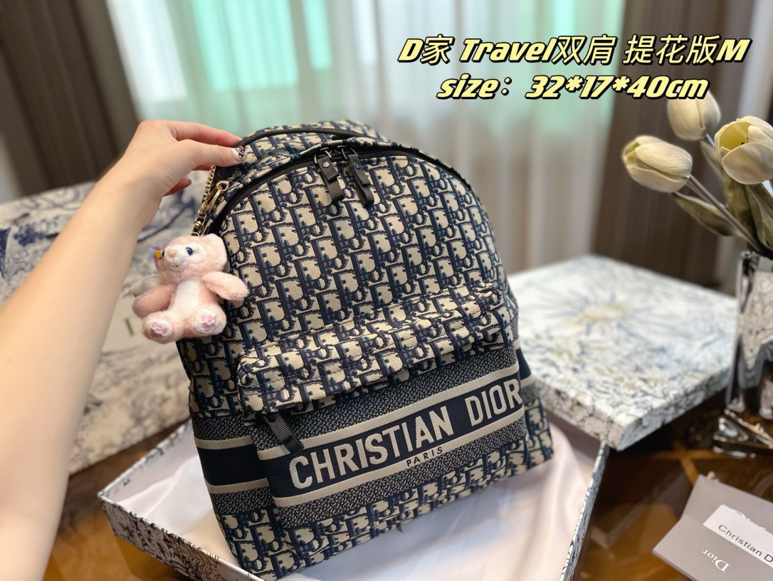 P230 不配挂件⚠️包邮
 提花面料 配盒 
D家 Travel 提花双肩 顶级版
男女通用款，适合出门旅游的背包
很轻便 出行必备✅
这款双肩包背包巧妙融合迪奥的标志性细节与时尚而实用的设计。采用蓝色科技面料精心制作，通体饰以 Oblique印花，正面饰以醒目的标志。宽敞的主隔层设有拉链，可轻松打开，便于收纳和取用各种日常用品。搭配手柄和肩带，可肩背或双肩背。
尺寸：32*17*40cm