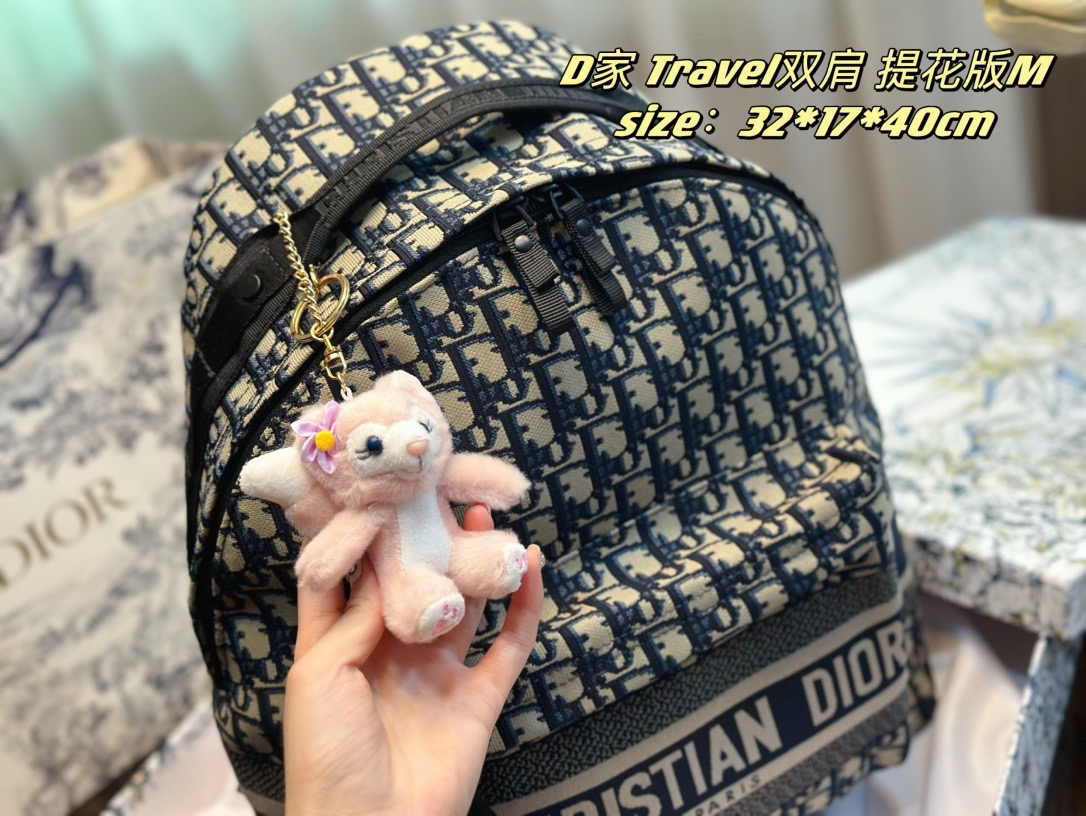 P230 不配挂件⚠️包邮
 提花面料 配盒 
D家 Travel 提花双肩 顶级版
男女通用款，适合出门旅游的背包
很轻便 出行必备✅
这款双肩包背包巧妙融合迪奥的标志性细节与时尚而实用的设计。采用蓝色科技面料精心制作，通体饰以 Oblique印花，正面饰以醒目的标志。宽敞的主隔层设有拉链，可轻松打开，便于收纳和取用各种日常用品。搭配手柄和肩带，可肩背或双肩背。
尺寸：32*17*40cm