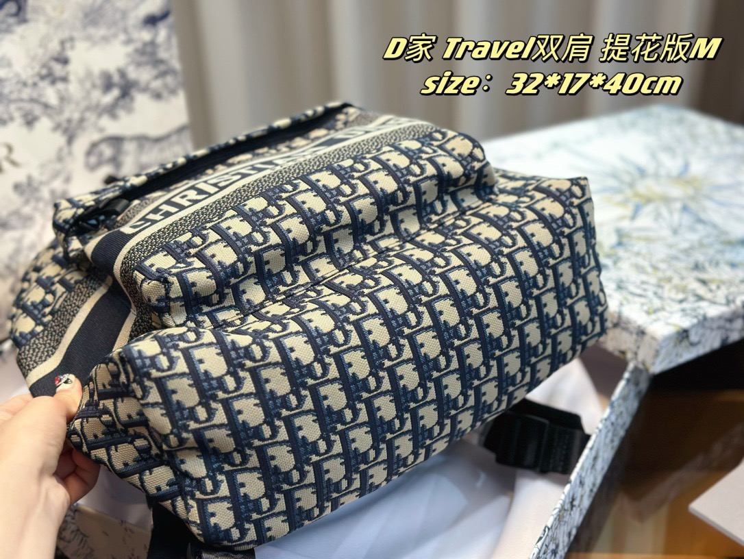 P230 不配挂件⚠️包邮
 提花面料 配盒 
D家 Travel 提花双肩 顶级版
男女通用款，适合出门旅游的背包
很轻便 出行必备✅
这款双肩包背包巧妙融合迪奥的标志性细节与时尚而实用的设计。采用蓝色科技面料精心制作，通体饰以 Oblique印花，正面饰以醒目的标志。宽敞的主隔层设有拉链，可轻松打开，便于收纳和取用各种日常用品。搭配手柄和肩带，可肩背或双肩背。
尺寸：32*17*40cm
