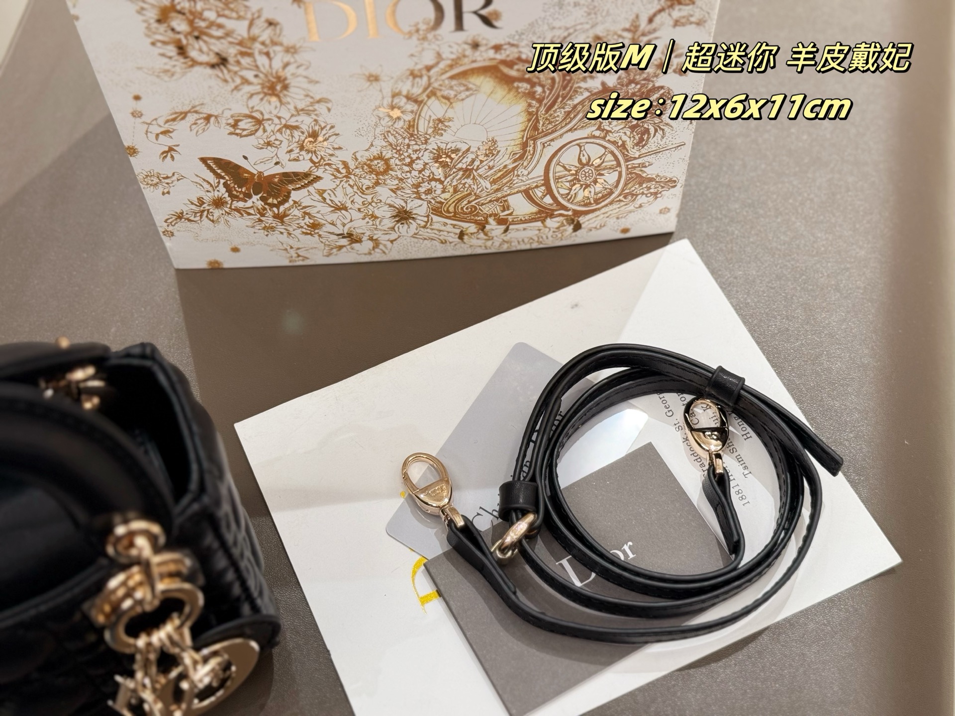P190 超迷你戴妃

美的我沉默……迪奥你是懂女生的!
又嗲又仙小可爱dior戴妃迷你
谁懂这只戴妃小迷你简直太乖了
春夏包包的天花板
容量方面可以放下粉饼口红精致又可爱
尺寸：12x6x11cm