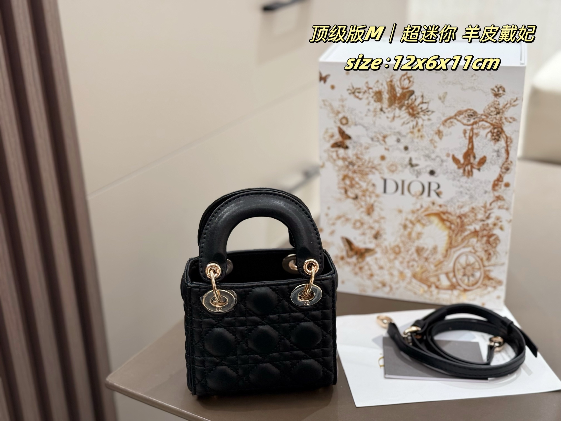 P190 超迷你戴妃

美的我沉默……迪奥你是懂女生的!
又嗲又仙小可爱dior戴妃迷你
谁懂这只戴妃小迷你简直太乖了
春夏包包的天花板
容量方面可以放下粉饼口红精致又可爱
尺寸：12x6x11cm