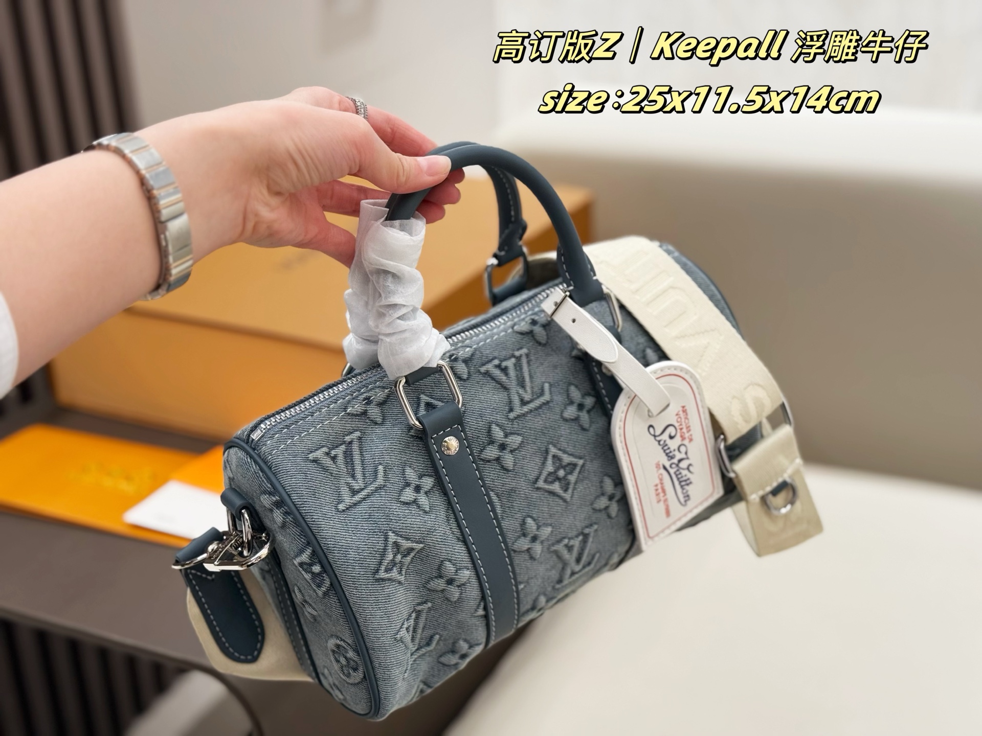 P200 双盒包装
LV Keepall牛仔枕头包
原版浮雕面料
质感爆棚的美
上身真的太太太有质感啦
日常逛街不要太吸晴
尺寸：25x11.5x14cm