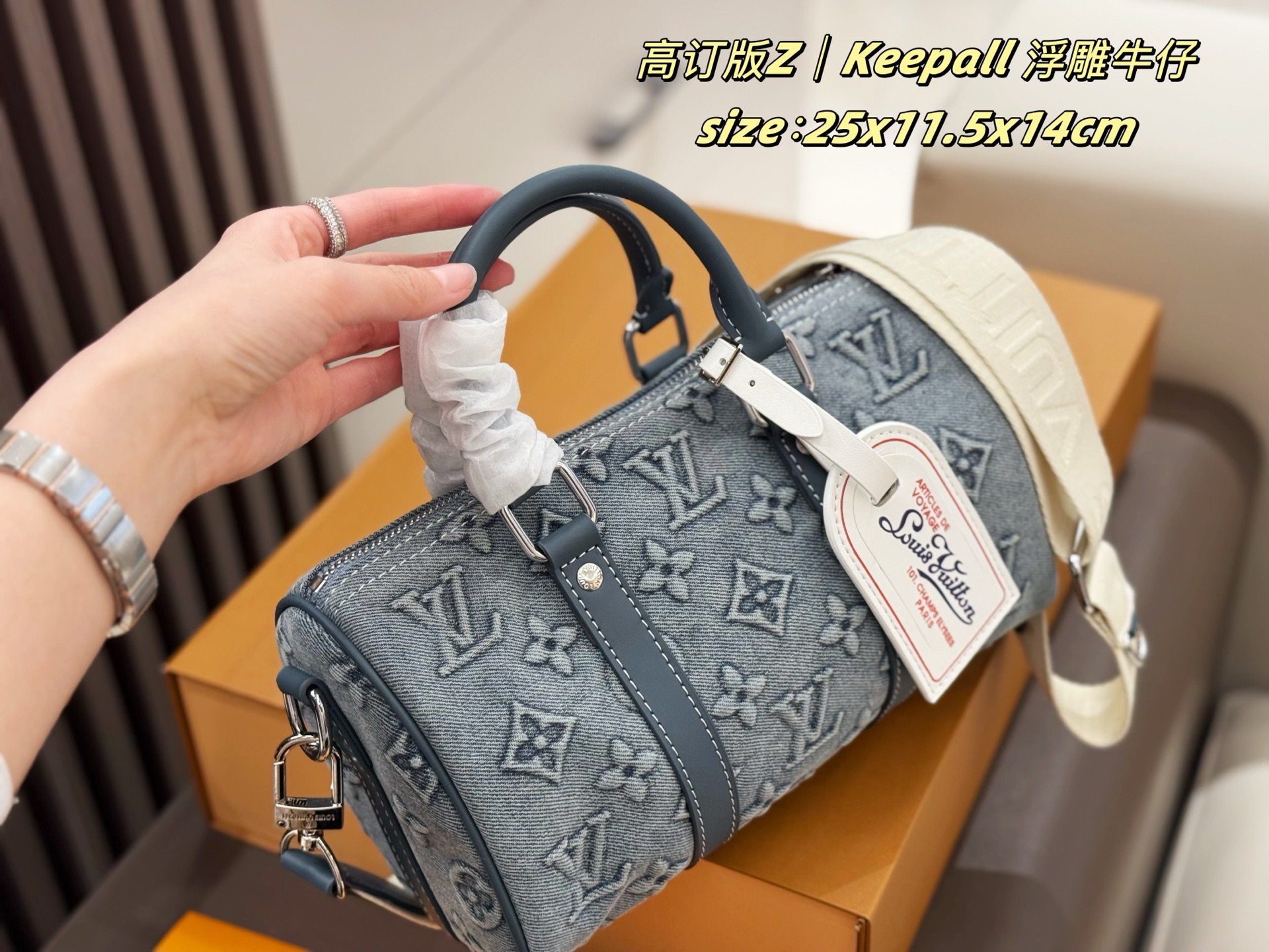 P200 双盒包装
LV Keepall牛仔枕头包
原版浮雕面料
质感爆棚的美
上身真的太太太有质感啦
日常逛街不要太吸晴
尺寸：25x11.5x14cm