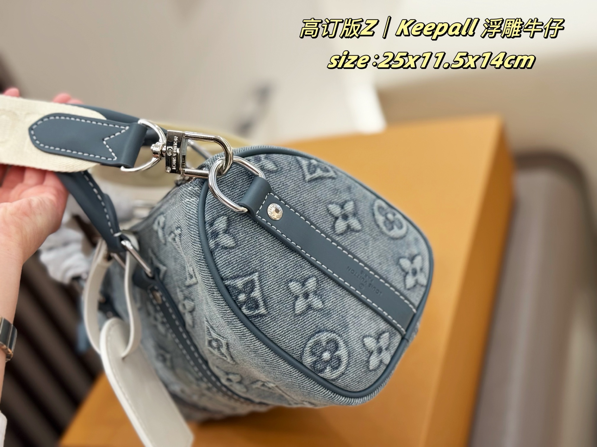 P200 双盒包装
LV Keepall牛仔枕头包
原版浮雕面料
质感爆棚的美
上身真的太太太有质感啦
日常逛街不要太吸晴
尺寸：25x11.5x14cm