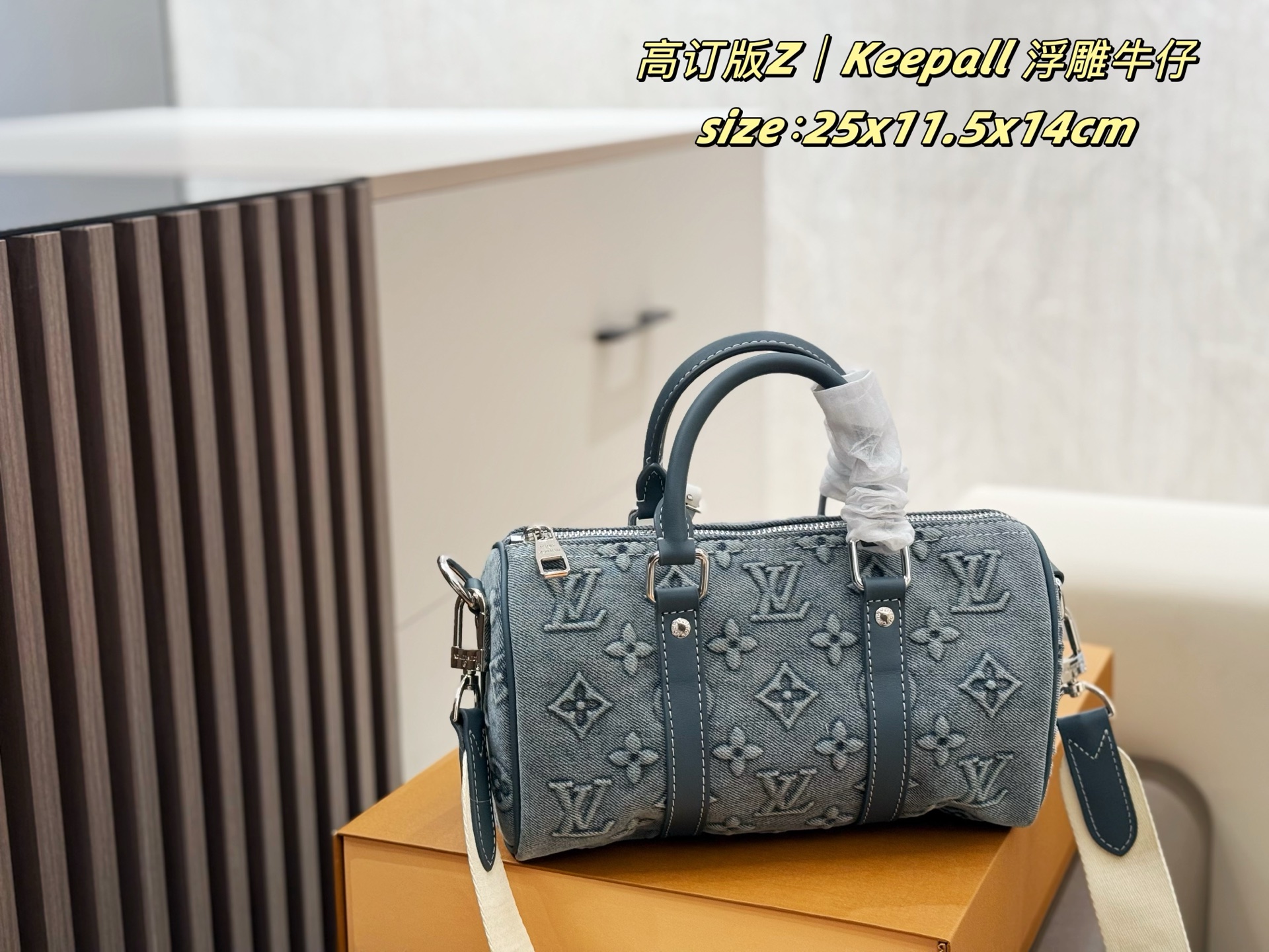 P200 双盒包装
LV Keepall牛仔枕头包
原版浮雕面料
质感爆棚的美
上身真的太太太有质感啦
日常逛街不要太吸晴
尺寸：25x11.5x14cm