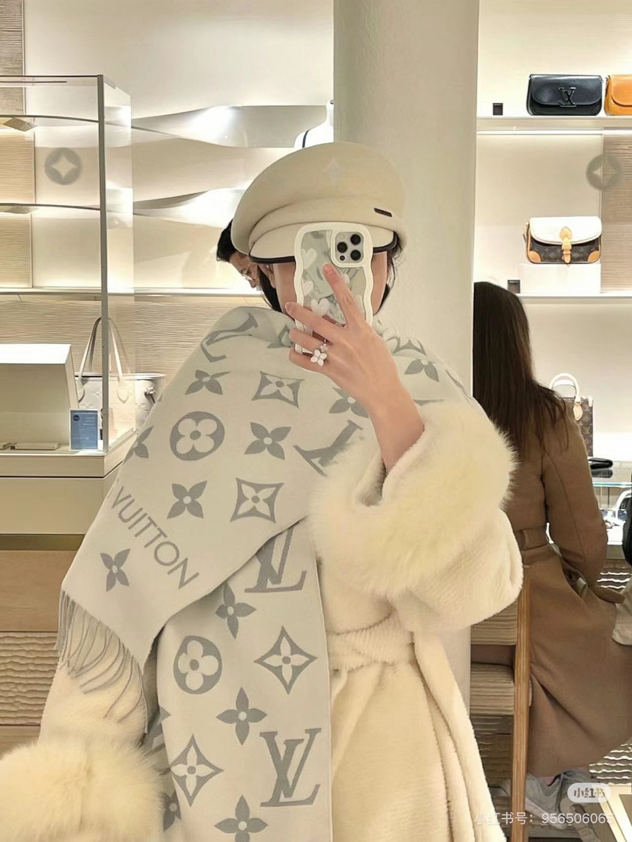 今年冬天的温暖是LV给哒
这条围巾软糯可爱又加分
气氛感一整个拿捏住啦！