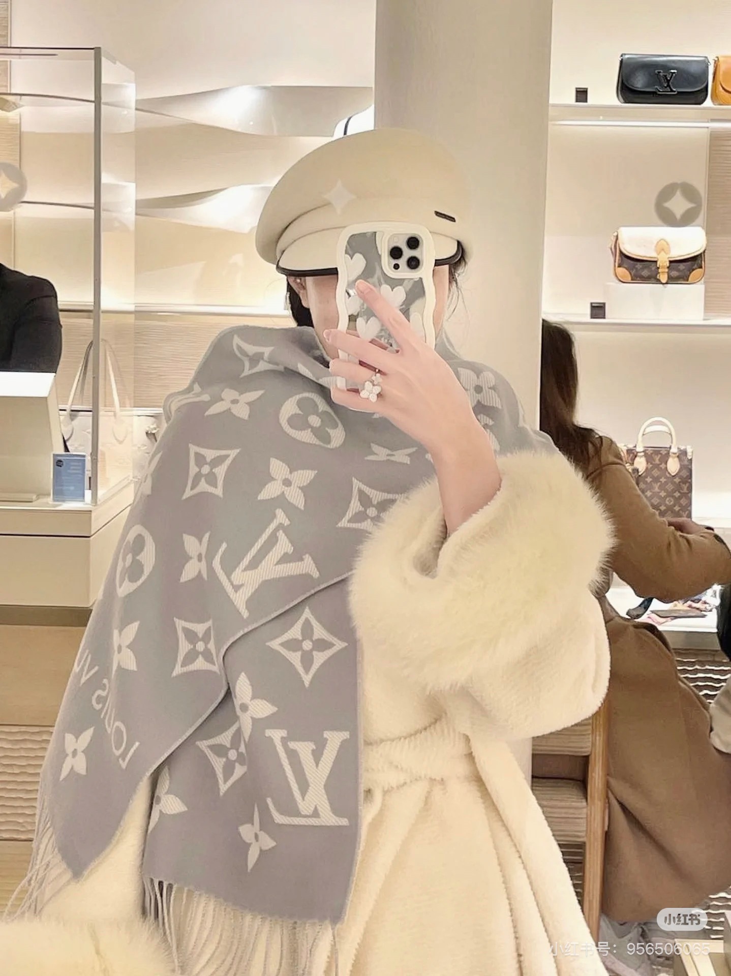 今年冬天的温暖是LV给哒
这条围巾软糯可爱又加分
气氛感一整个拿捏住啦！