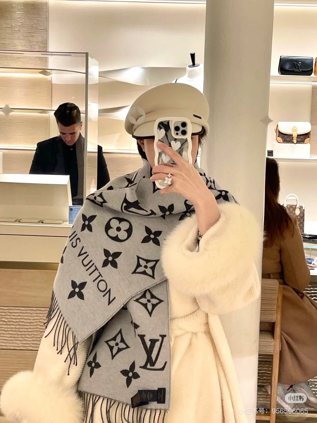 今年冬天的温暖是LV给哒
这条围巾软糯可爱又加分
气氛感一整个拿捏住啦！