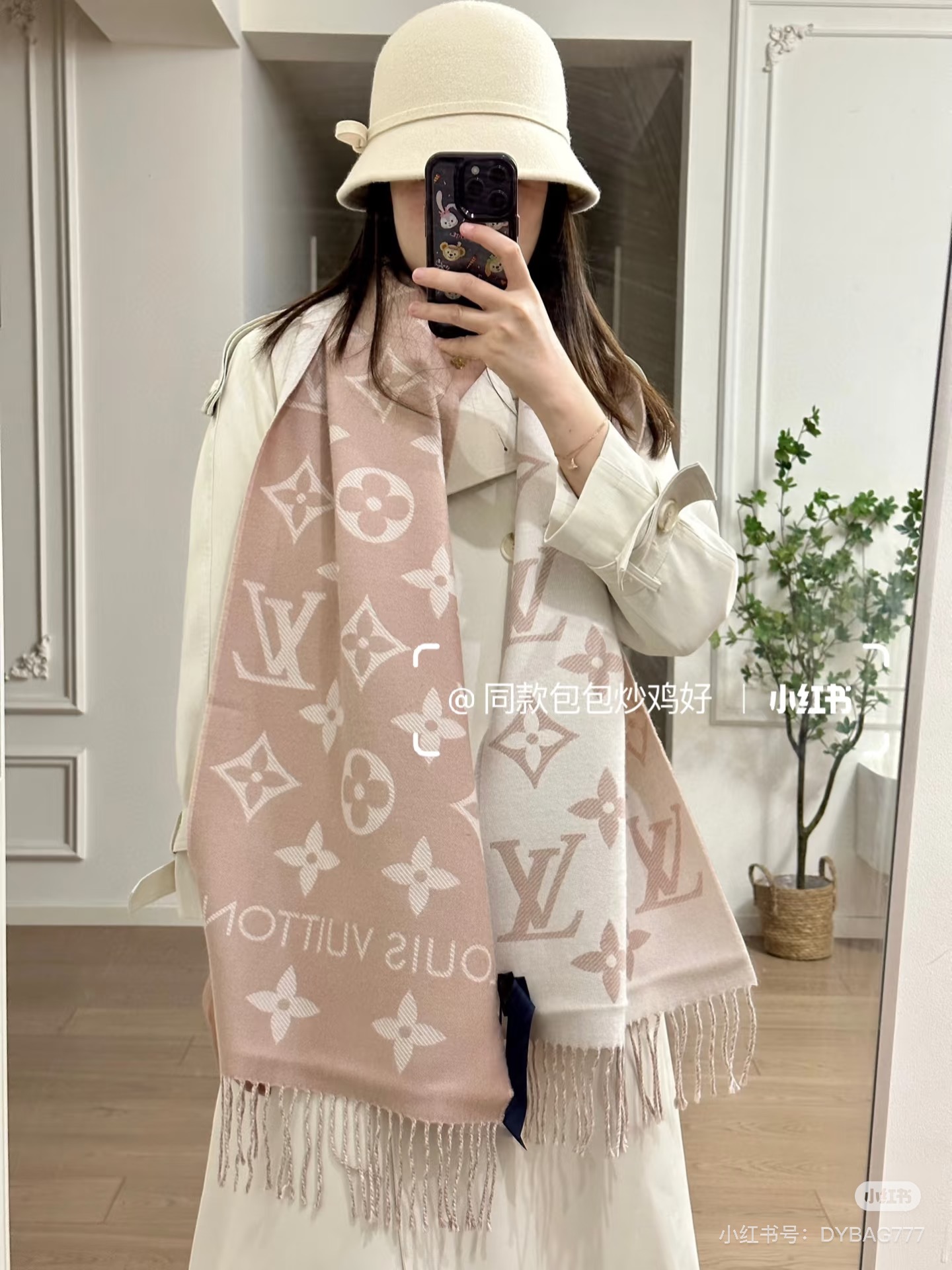 今年冬天的温暖是LV给哒
这条围巾软糯可爱又加分
气氛感一整个拿捏住啦！