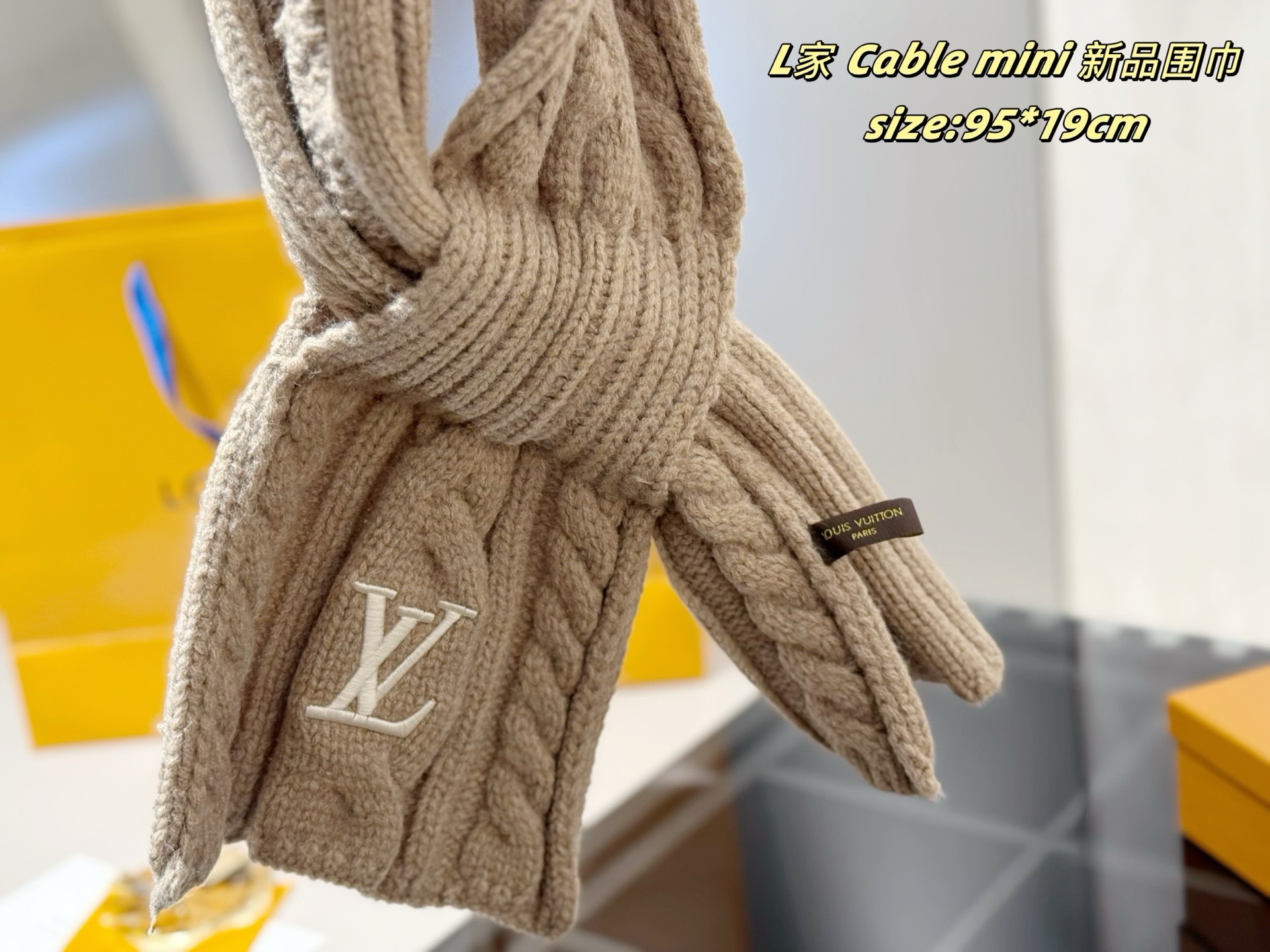 P65
配密封礼盒
LV | Cable mini 新品围巾
路易威登新品围巾好惊艳
材质软糯细腻亲肤
好看出片～ 奶茶色好温柔～
而且很衬肤色 显白特别白嫩嫩的
size:95*19cm