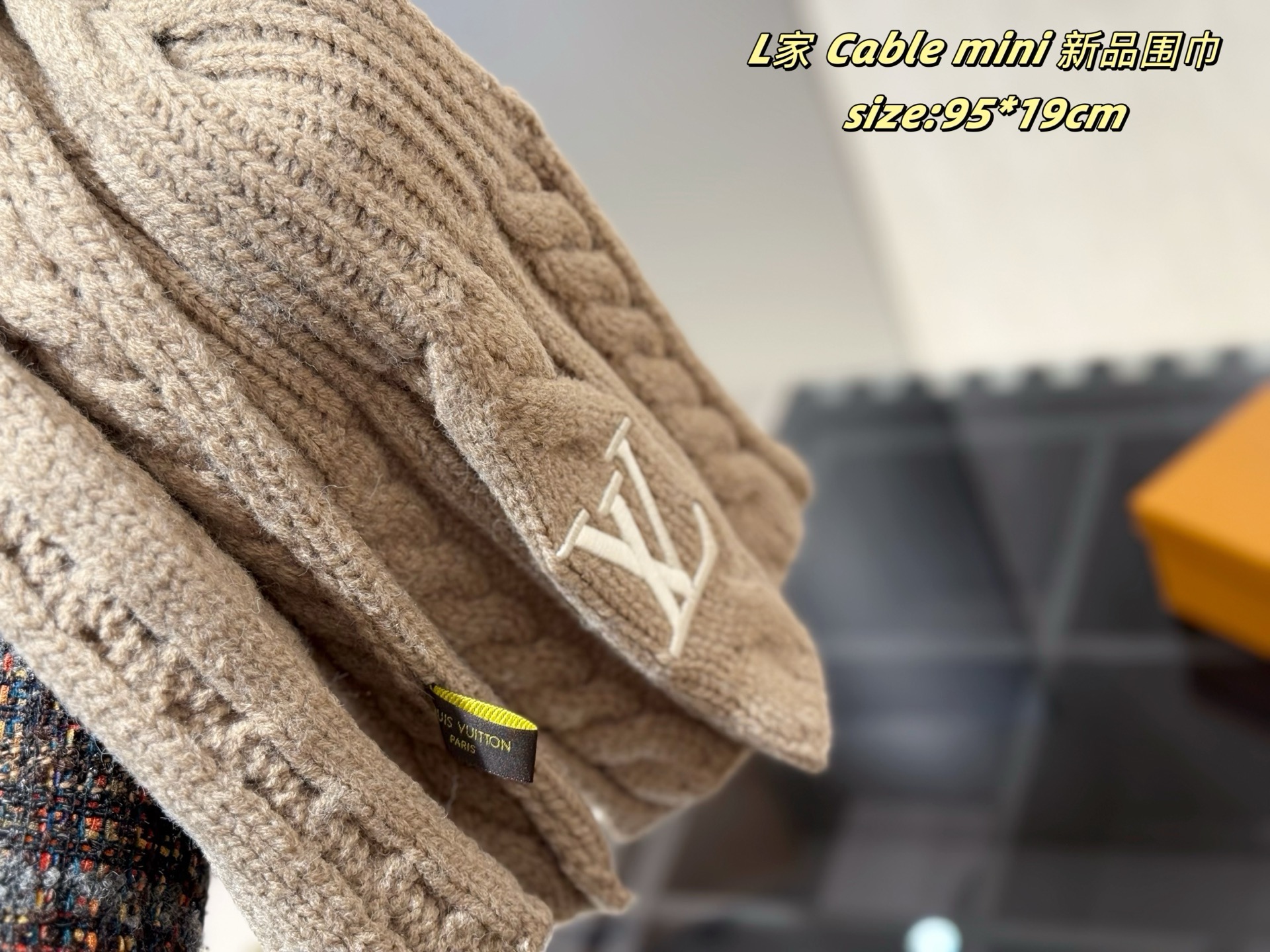P65
配密封礼盒
LV | Cable mini 新品围巾
路易威登新品围巾好惊艳
材质软糯细腻亲肤
好看出片～ 奶茶色好温柔～
而且很衬肤色 显白特别白嫩嫩的
size:95*19cm