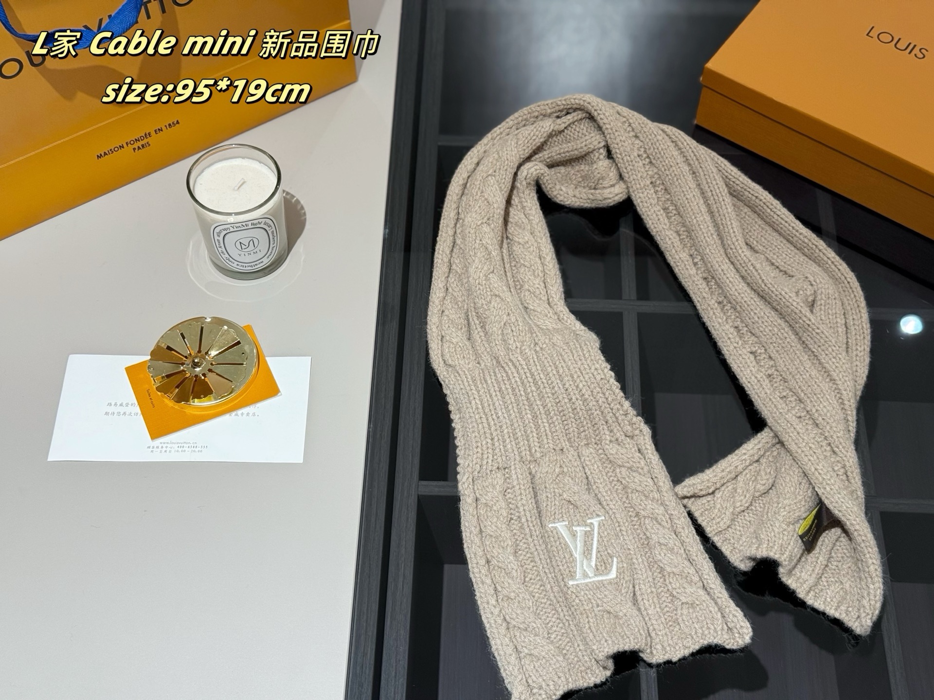 P65
配密封礼盒
LV | Cable mini 新品围巾
路易威登新品围巾好惊艳
材质软糯细腻亲肤
好看出片～ 奶茶色好温柔～
而且很衬肤色 显白特别白嫩嫩的
size:95*19cm