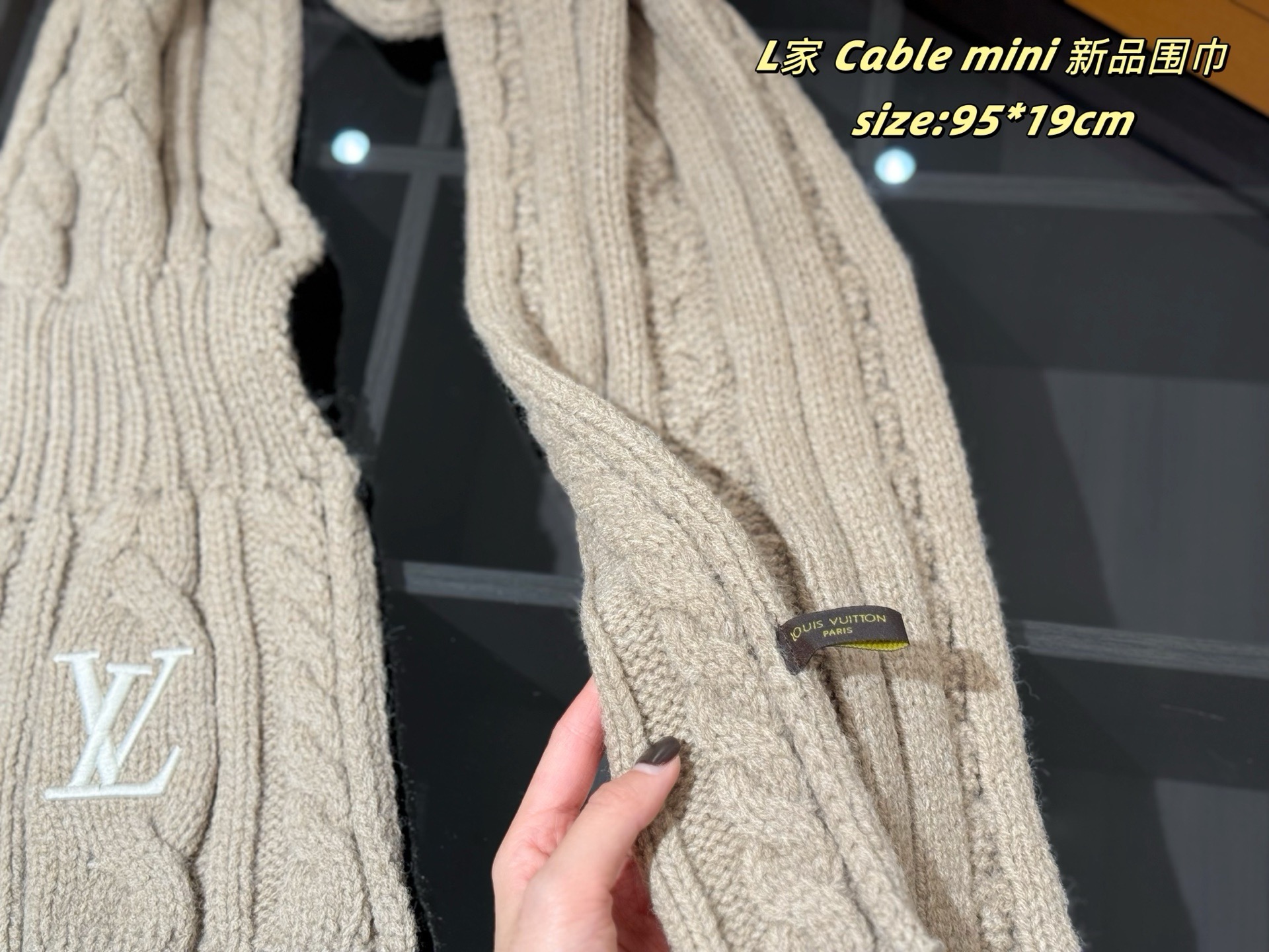 P65
配密封礼盒
LV | Cable mini 新品围巾
路易威登新品围巾好惊艳
材质软糯细腻亲肤
好看出片～ 奶茶色好温柔～
而且很衬肤色 显白特别白嫩嫩的
size:95*19cm