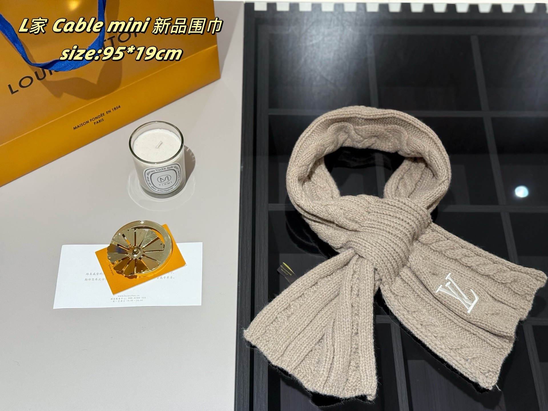 P65
配密封礼盒
LV | Cable mini 新品围巾
路易威登新品围巾好惊艳
材质软糯细腻亲肤
好看出片～ 奶茶色好温柔～
而且很衬肤色 显白特别白嫩嫩的
size:95*19cm