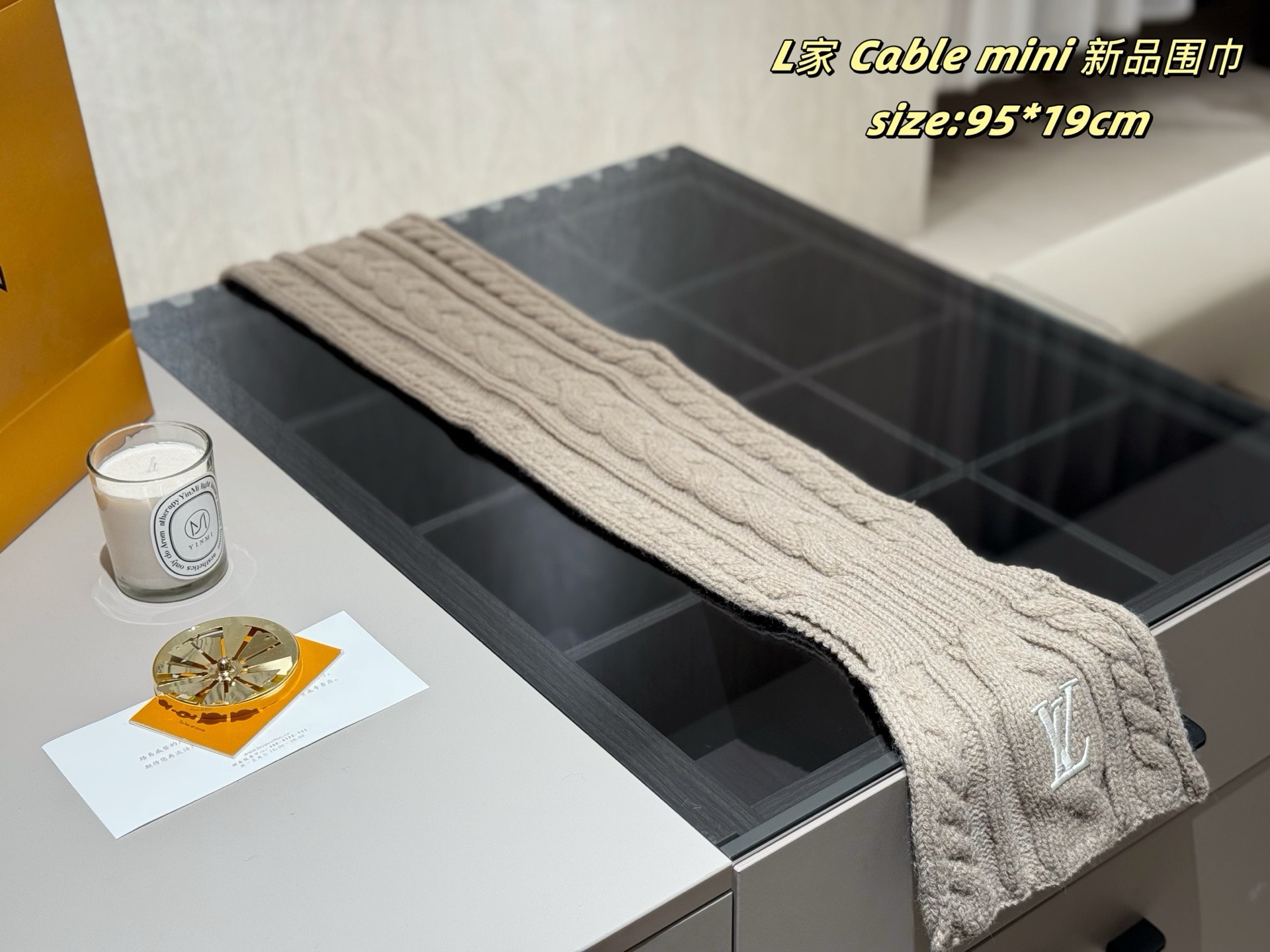 P65
配密封礼盒
LV | Cable mini 新品围巾
路易威登新品围巾好惊艳
材质软糯细腻亲肤
好看出片～ 奶茶色好温柔～
而且很衬肤色 显白特别白嫩嫩的
size:95*19cm