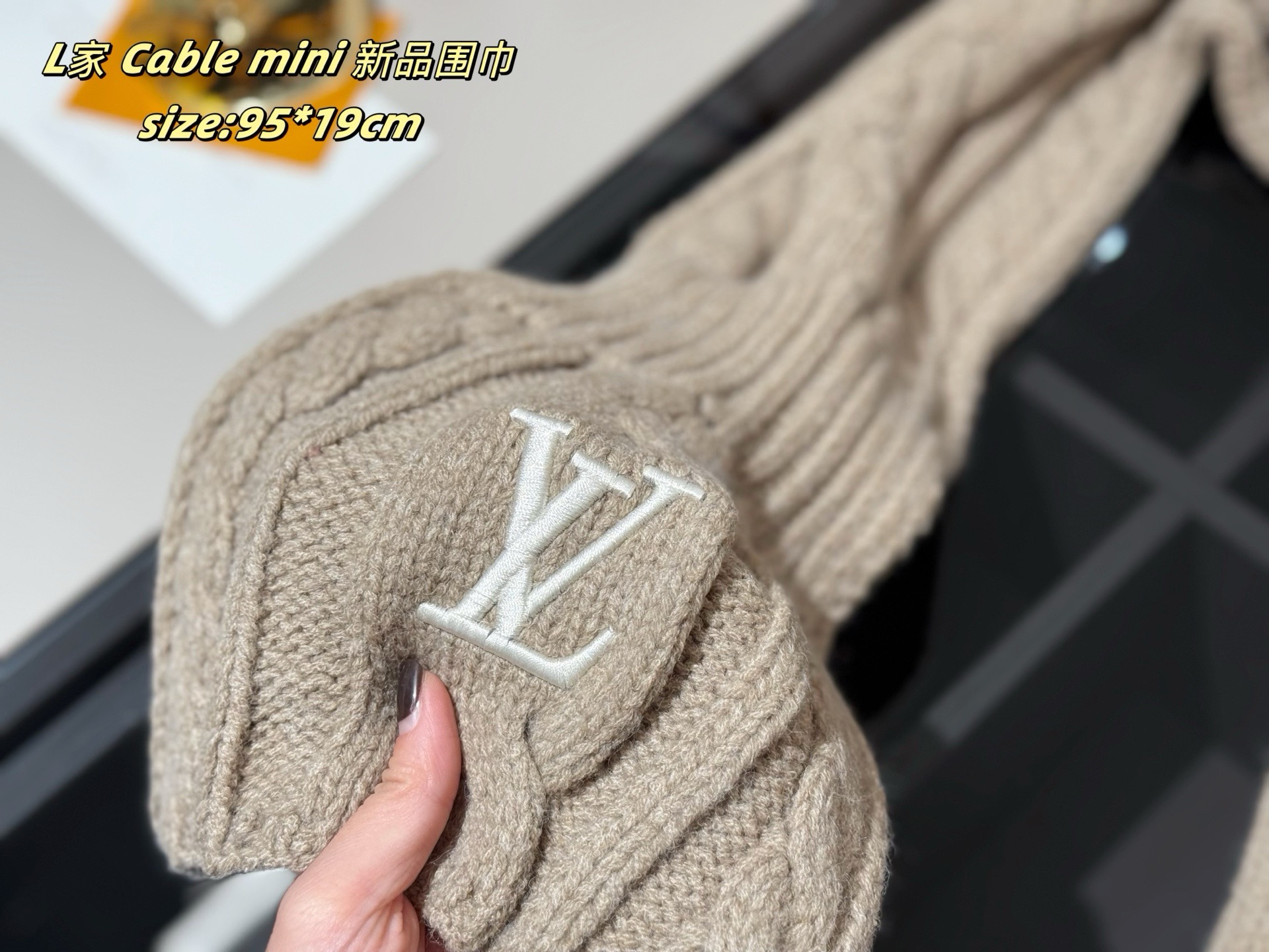 P65
配密封礼盒
LV | Cable mini 新品围巾
路易威登新品围巾好惊艳
材质软糯细腻亲肤
好看出片～ 奶茶色好温柔～
而且很衬肤色 显白特别白嫩嫩的
size:95*19cm