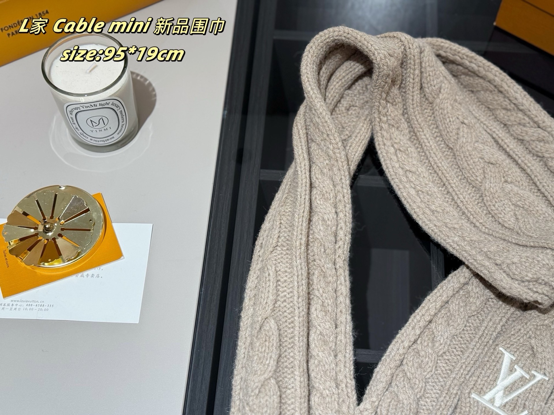 P65
配密封礼盒
LV | Cable mini 新品围巾
路易威登新品围巾好惊艳
材质软糯细腻亲肤
好看出片～ 奶茶色好温柔～
而且很衬肤色 显白特别白嫩嫩的
size:95*19cm