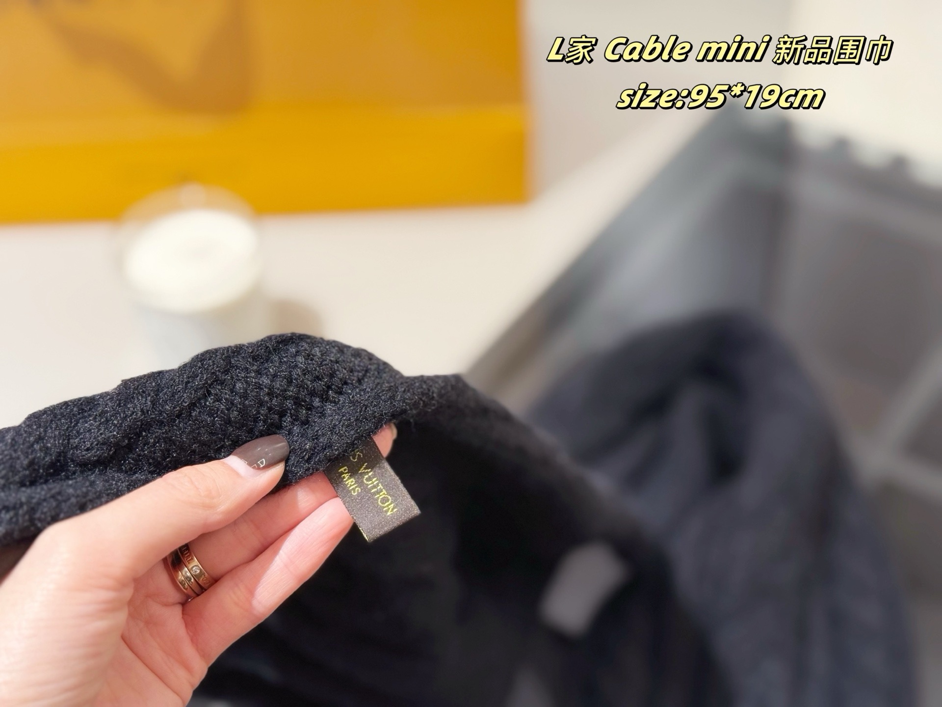 P65
配密封礼盒
LV | Cable mini 新品围巾
路易威登新品围巾好惊艳
材质软糯细腻亲肤
而且很衬肤色 显白特别白嫩嫩的
男女皆可哦 超高性价比
size:95*19cm