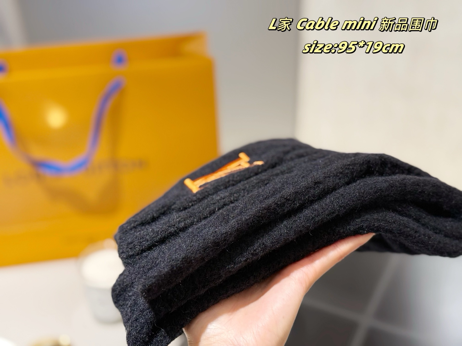 P65
配密封礼盒
LV | Cable mini 新品围巾
路易威登新品围巾好惊艳
材质软糯细腻亲肤
而且很衬肤色 显白特别白嫩嫩的
男女皆可哦 超高性价比
size:95*19cm