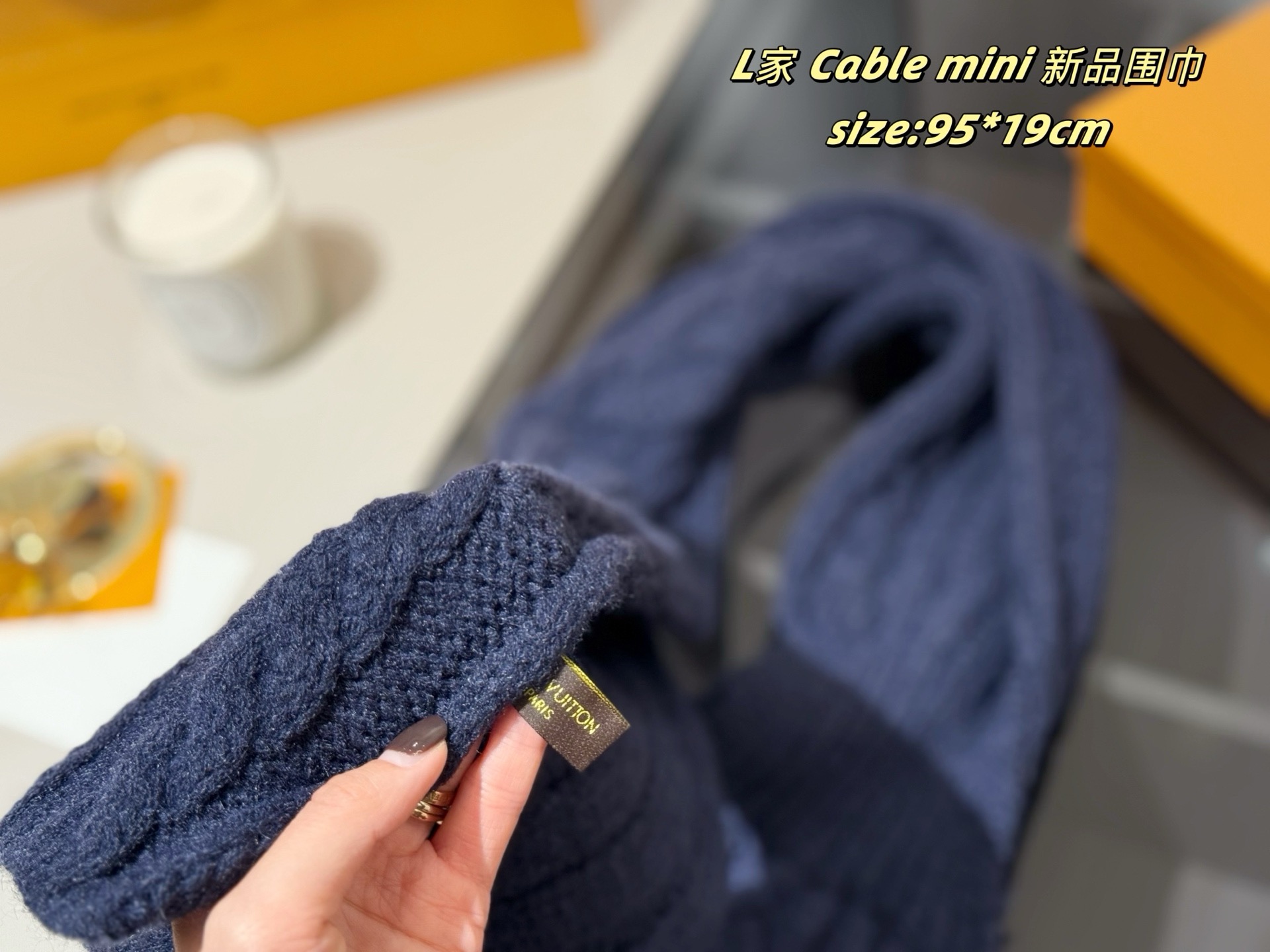 P65
配密封礼盒
LV | Cable mini 新品围巾
路易威登新品围巾好惊艳
材质软糯细腻亲肤
而且很衬肤色 显白特别白嫩嫩的
男女皆可哦 超高性价比
size:95*19cm