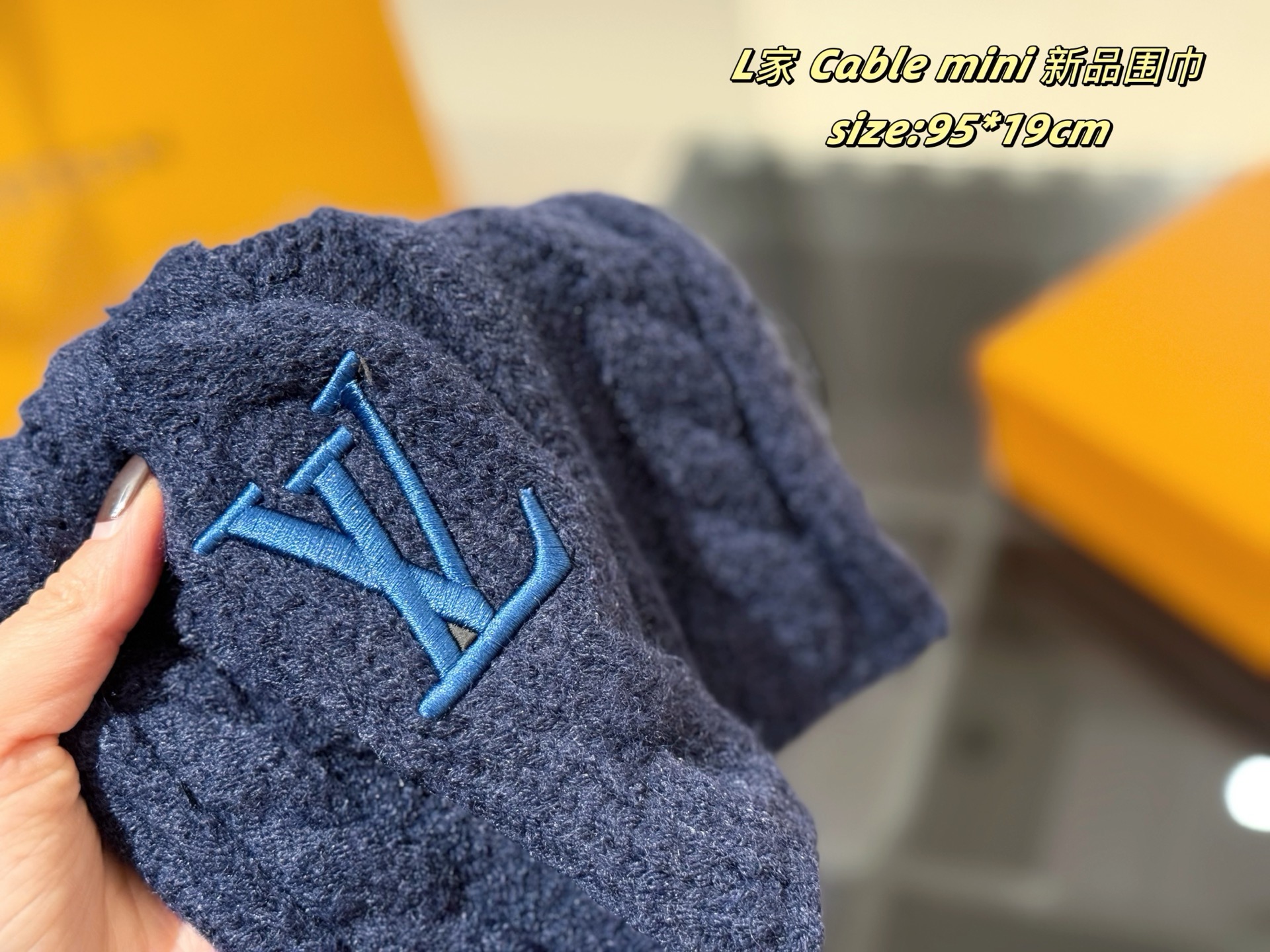 P65
配密封礼盒
LV | Cable mini 新品围巾
路易威登新品围巾好惊艳
材质软糯细腻亲肤
而且很衬肤色 显白特别白嫩嫩的
男女皆可哦 超高性价比
size:95*19cm