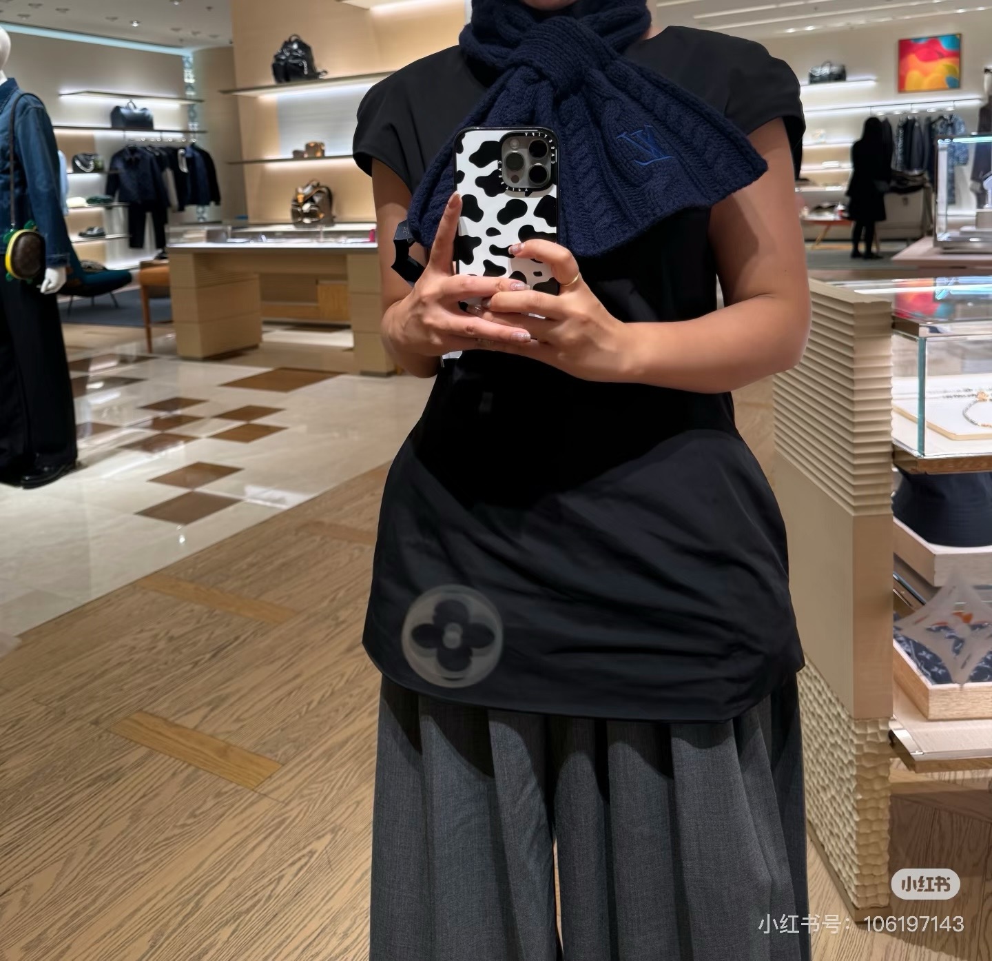 秋冬的氛围感还得是LV围巾🧣
特别Q 带着超舒服 卫衣 开衫超级百搭！
