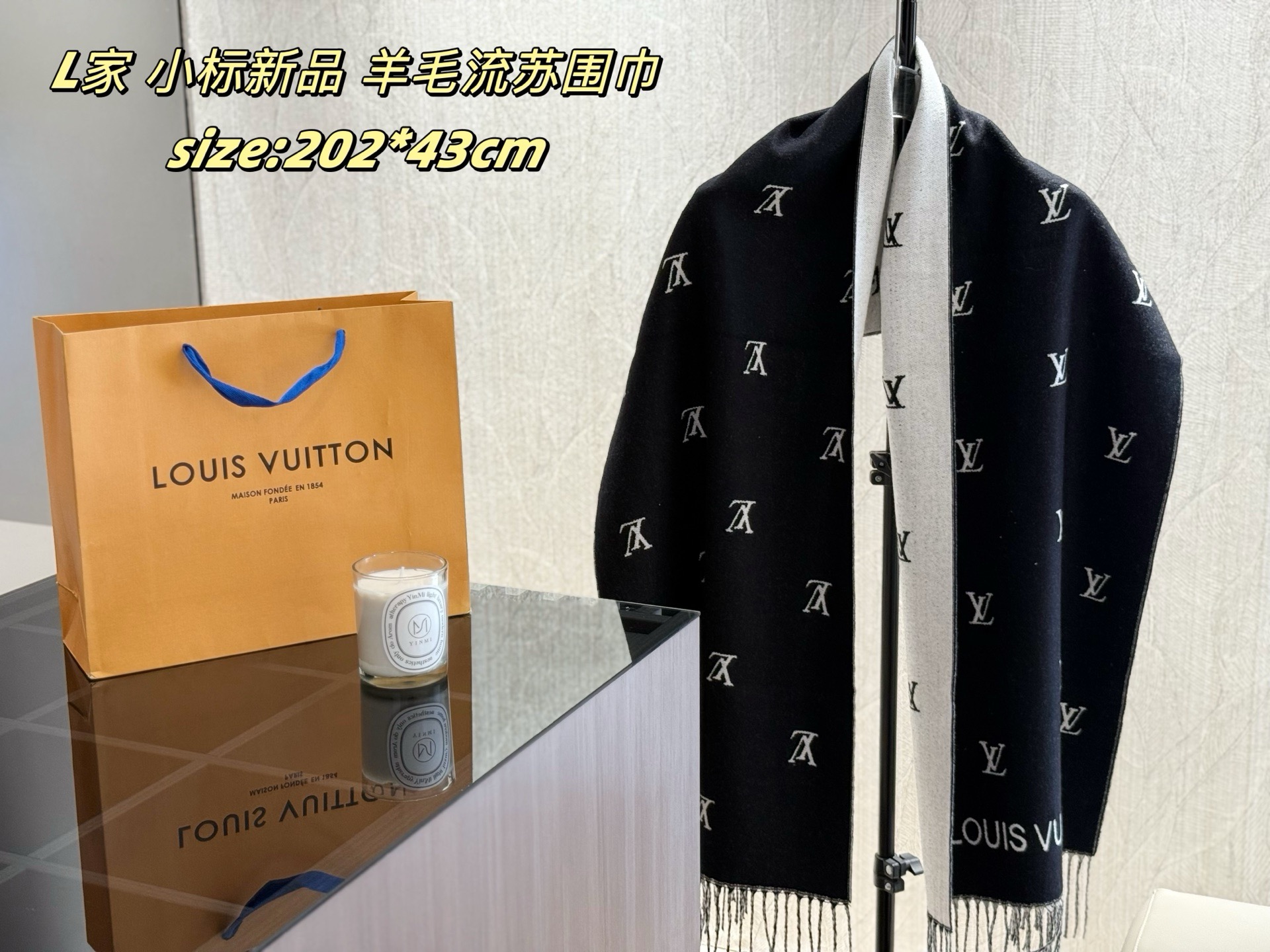 P65
配密封礼盒
LV | 小标新品 羊毛流苏围巾
终于盼到!路易威登羊毛围巾
亲肤柔软 舒适保暖细腻饱满
垂感及保暖性非常好 很vintage复古的感觉
经典畅销黑色百搭不挑人
围巾大小正好合适 不会太大围起来拖沓
采用AB面设计
男女同款英伦范十足
黑白灰色调搭配,超级耐看轻松驾驭各种风格。无论是都市打工人、城镇青年还是年轻精英,都能在这款围巾中找到属于自己的气质!
这款围巾拿回去随便搭配随便戴,搭配休闲大衣都可以,今年戴了明年还能戴。搭配大衣或者羽绒服都特别合适。年轻、时髦、自信的气质一下就出来啦!
size:202*43cm