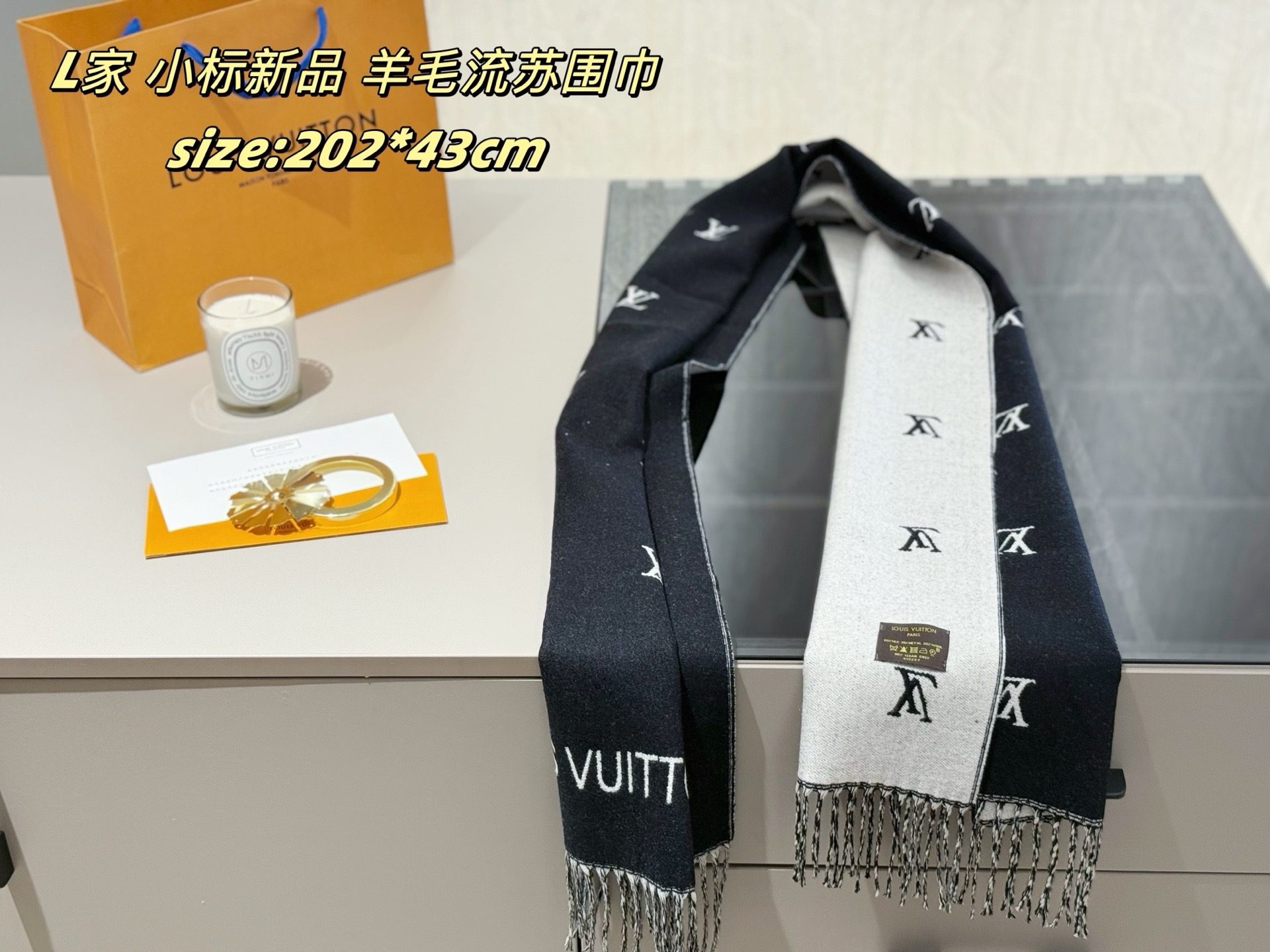 P65
配密封礼盒
LV | 小标新品 羊毛流苏围巾
终于盼到!路易威登羊毛围巾
亲肤柔软 舒适保暖细腻饱满
垂感及保暖性非常好 很vintage复古的感觉
经典畅销黑色百搭不挑人
围巾大小正好合适 不会太大围起来拖沓
采用AB面设计
男女同款英伦范十足
黑白灰色调搭配,超级耐看轻松驾驭各种风格。无论是都市打工人、城镇青年还是年轻精英,都能在这款围巾中找到属于自己的气质!
这款围巾拿回去随便搭配随便戴,搭配休闲大衣都可以,今年戴了明年还能戴。搭配大衣或者羽绒服都特别合适。年轻、时髦、自信的气质一下就出来啦!
size:202*43cm