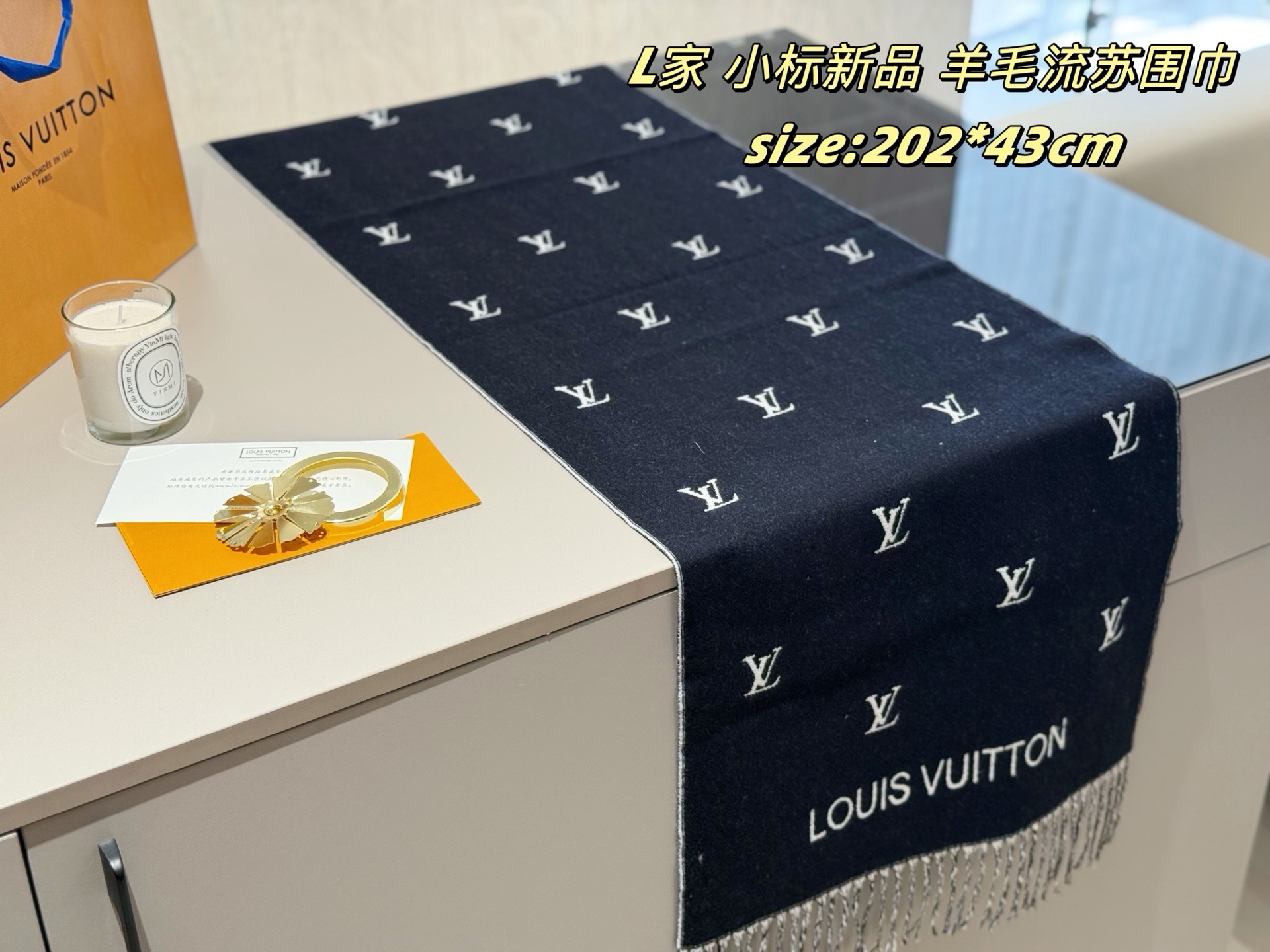 P65
配密封礼盒
LV | 小标新品 羊毛流苏围巾
终于盼到!路易威登羊毛围巾
亲肤柔软 舒适保暖细腻饱满
垂感及保暖性非常好 很vintage复古的感觉
经典畅销黑色百搭不挑人
围巾大小正好合适 不会太大围起来拖沓
采用AB面设计
男女同款英伦范十足
黑白灰色调搭配,超级耐看轻松驾驭各种风格。无论是都市打工人、城镇青年还是年轻精英,都能在这款围巾中找到属于自己的气质!
这款围巾拿回去随便搭配随便戴,搭配休闲大衣都可以,今年戴了明年还能戴。搭配大衣或者羽绒服都特别合适。年轻、时髦、自信的气质一下就出来啦!
size:202*43cm