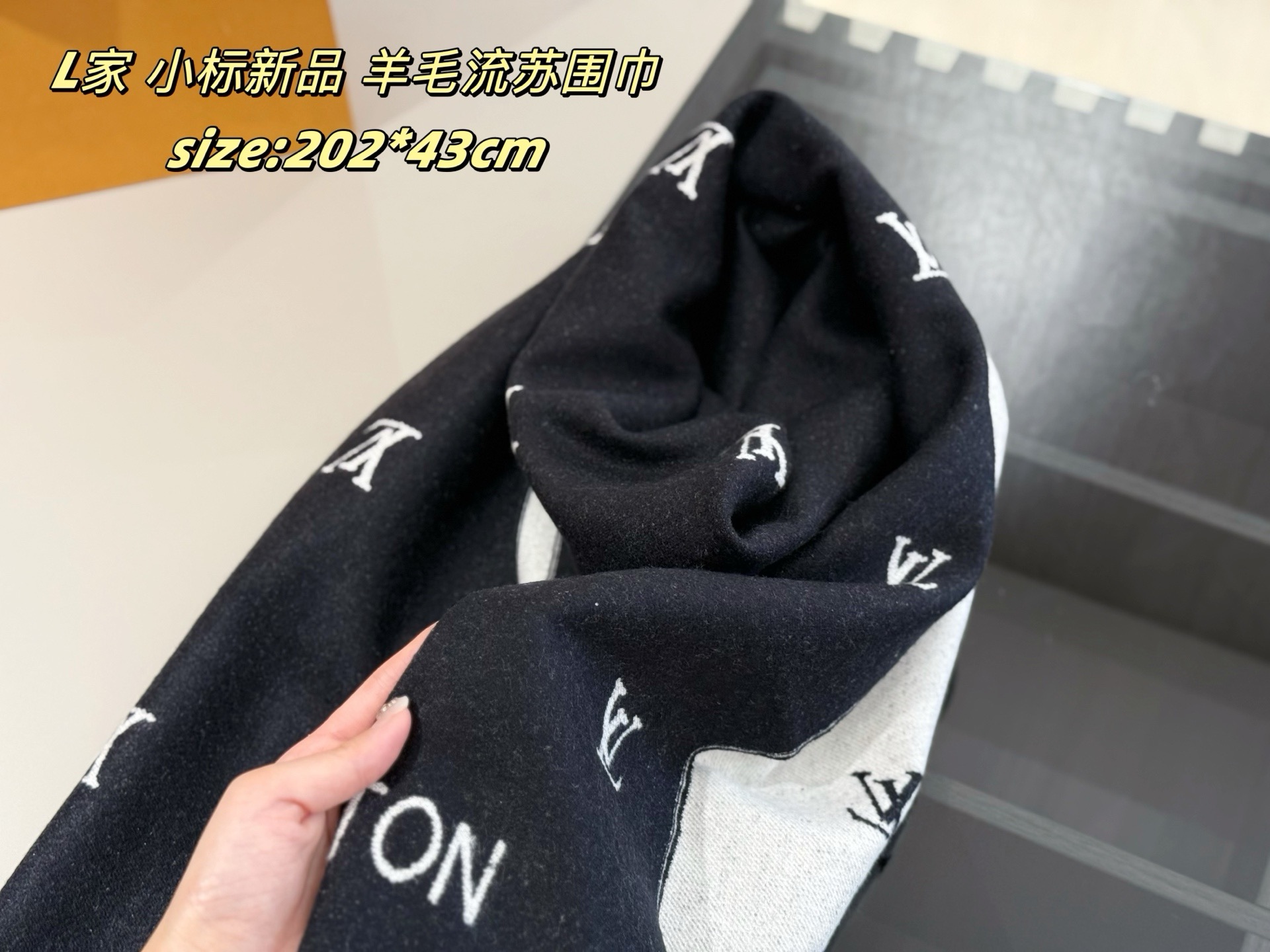 P65
配密封礼盒
LV | 小标新品 羊毛流苏围巾
终于盼到!路易威登羊毛围巾
亲肤柔软 舒适保暖细腻饱满
垂感及保暖性非常好 很vintage复古的感觉
经典畅销黑色百搭不挑人
围巾大小正好合适 不会太大围起来拖沓
采用AB面设计
男女同款英伦范十足
黑白灰色调搭配,超级耐看轻松驾驭各种风格。无论是都市打工人、城镇青年还是年轻精英,都能在这款围巾中找到属于自己的气质!
这款围巾拿回去随便搭配随便戴,搭配休闲大衣都可以,今年戴了明年还能戴。搭配大衣或者羽绒服都特别合适。年轻、时髦、自信的气质一下就出来啦!
size:202*43cm