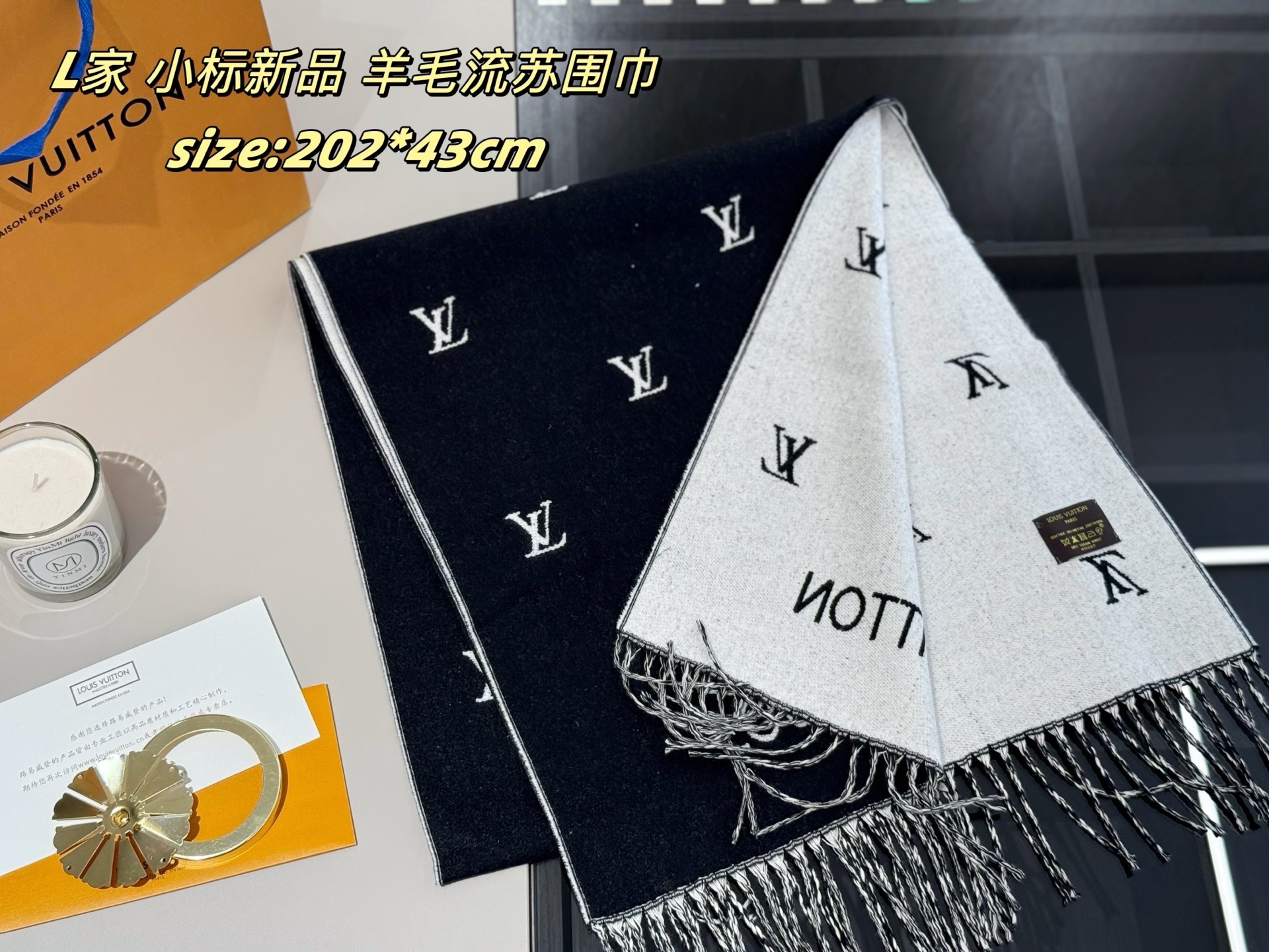 P65
配密封礼盒
LV | 小标新品 羊毛流苏围巾
终于盼到!路易威登羊毛围巾
亲肤柔软 舒适保暖细腻饱满
垂感及保暖性非常好 很vintage复古的感觉
经典畅销黑色百搭不挑人
围巾大小正好合适 不会太大围起来拖沓
采用AB面设计
男女同款英伦范十足
黑白灰色调搭配,超级耐看轻松驾驭各种风格。无论是都市打工人、城镇青年还是年轻精英,都能在这款围巾中找到属于自己的气质!
这款围巾拿回去随便搭配随便戴,搭配休闲大衣都可以,今年戴了明年还能戴。搭配大衣或者羽绒服都特别合适。年轻、时髦、自信的气质一下就出来啦!
size:202*43cm