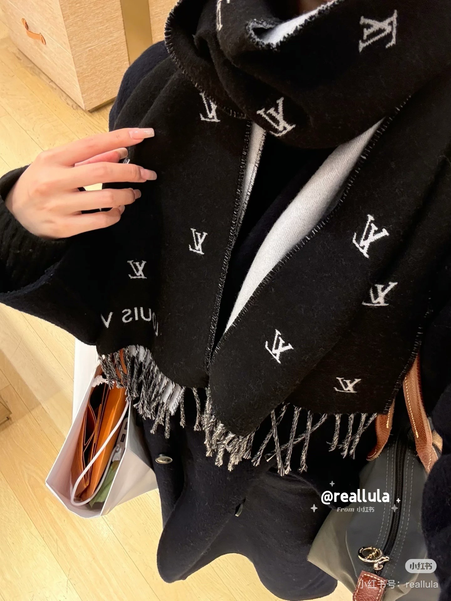 秋冬穿搭点睛之笔🧣
需要展现出层次感与时尚感。而在众多冬季配饰中，围巾无疑是最具灵魂的单品之一